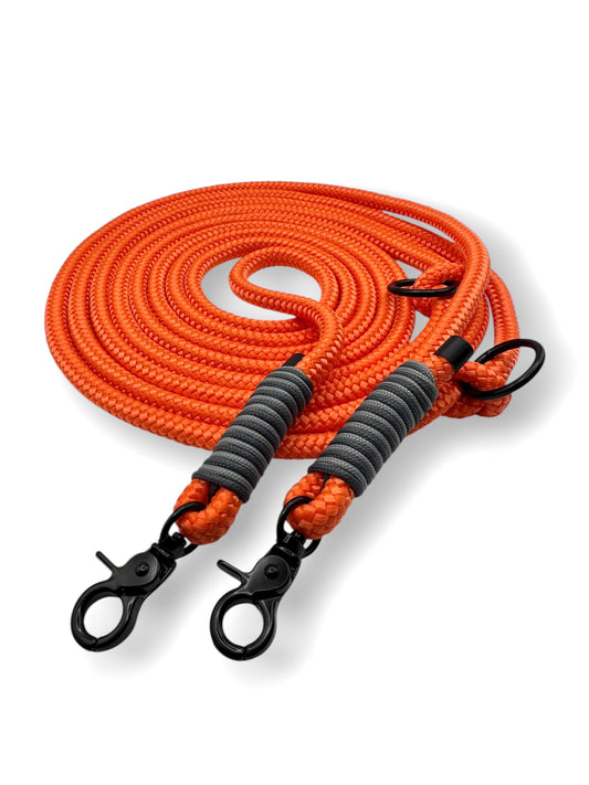 Hundeleine aus 8mm starken Tau in Neon Orange mit schwarzen und grauen Details.