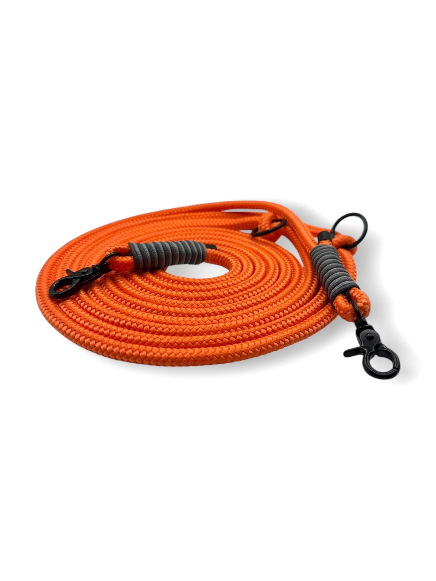Hundeleine aus 8mm starken Tau in Neon Orange mit schwarzen und grauen Details.