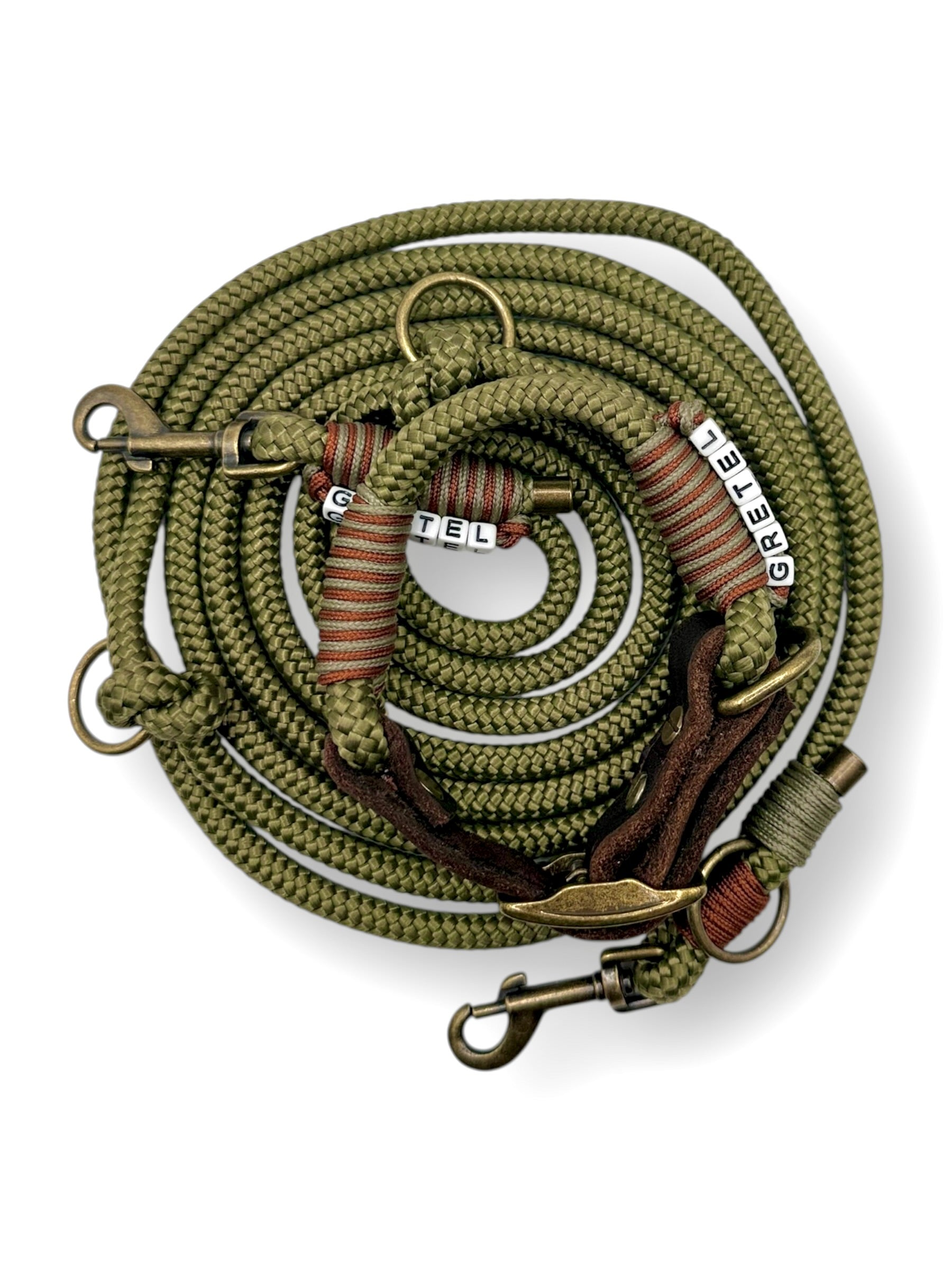 Hundeset aus Halsband und Leine in Khaki und Rust. Perfektes Weihnachtsgeschenk für alle Hundeliebhaber. Grün und rot aus Tau und Leder.