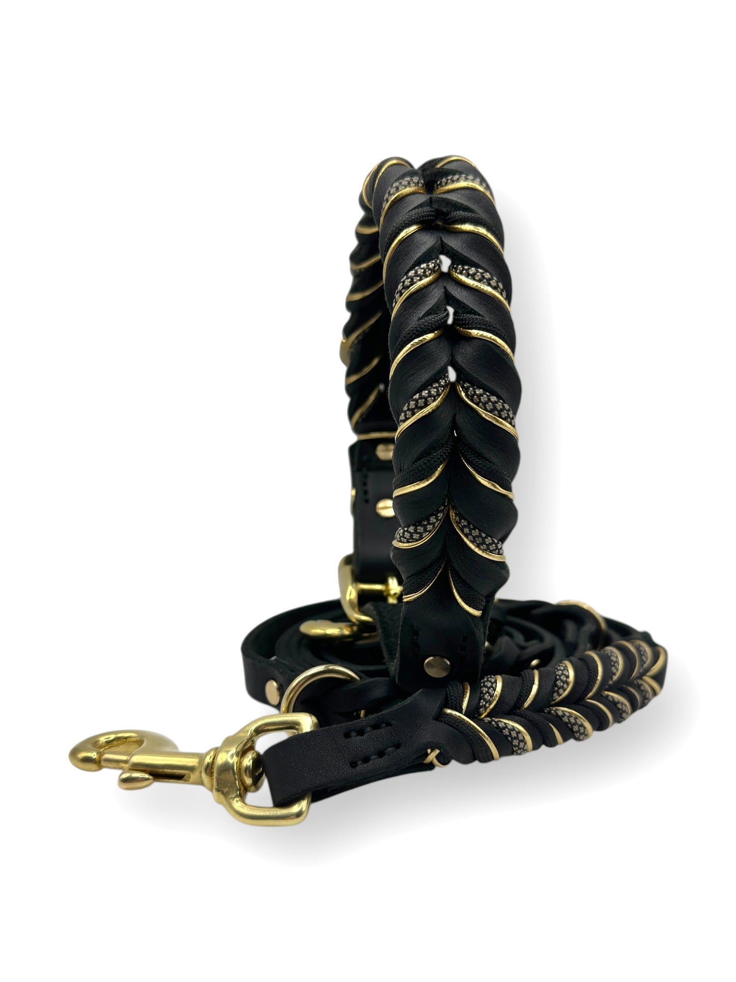 Lederset aus Lederhalsband und Lederleine für Hunde in schwarz. Hundehalsband und Hundeleine aus weichem Fettleder mit goldenen Details geflochten. Beschläge aus Messing Gold. Geeignet für kleine, mittlere und große Hunde, da das Set a das Gewicht des Hundes angepasst wird.