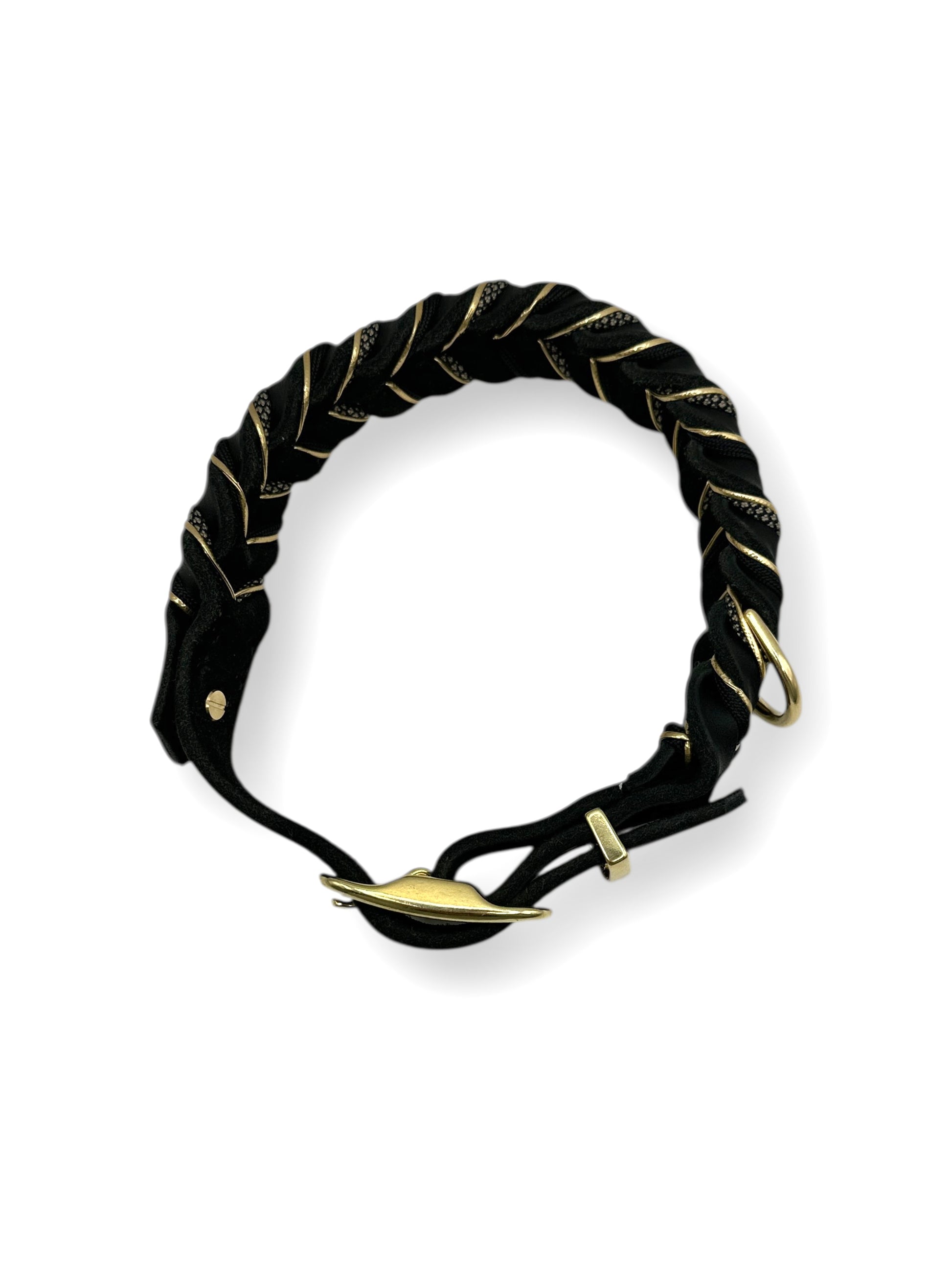 Lederset aus Lederhalsband und Lederleine für Hunde in schwarz. Hundehalsband und Hundeleine aus weichem Fettleder mit goldenen Details geflochten. Beschläge aus Messing Gold. Geeignet für kleine, mittlere und große Hunde, da das Set a das Gewicht des Hundes angepasst wird.