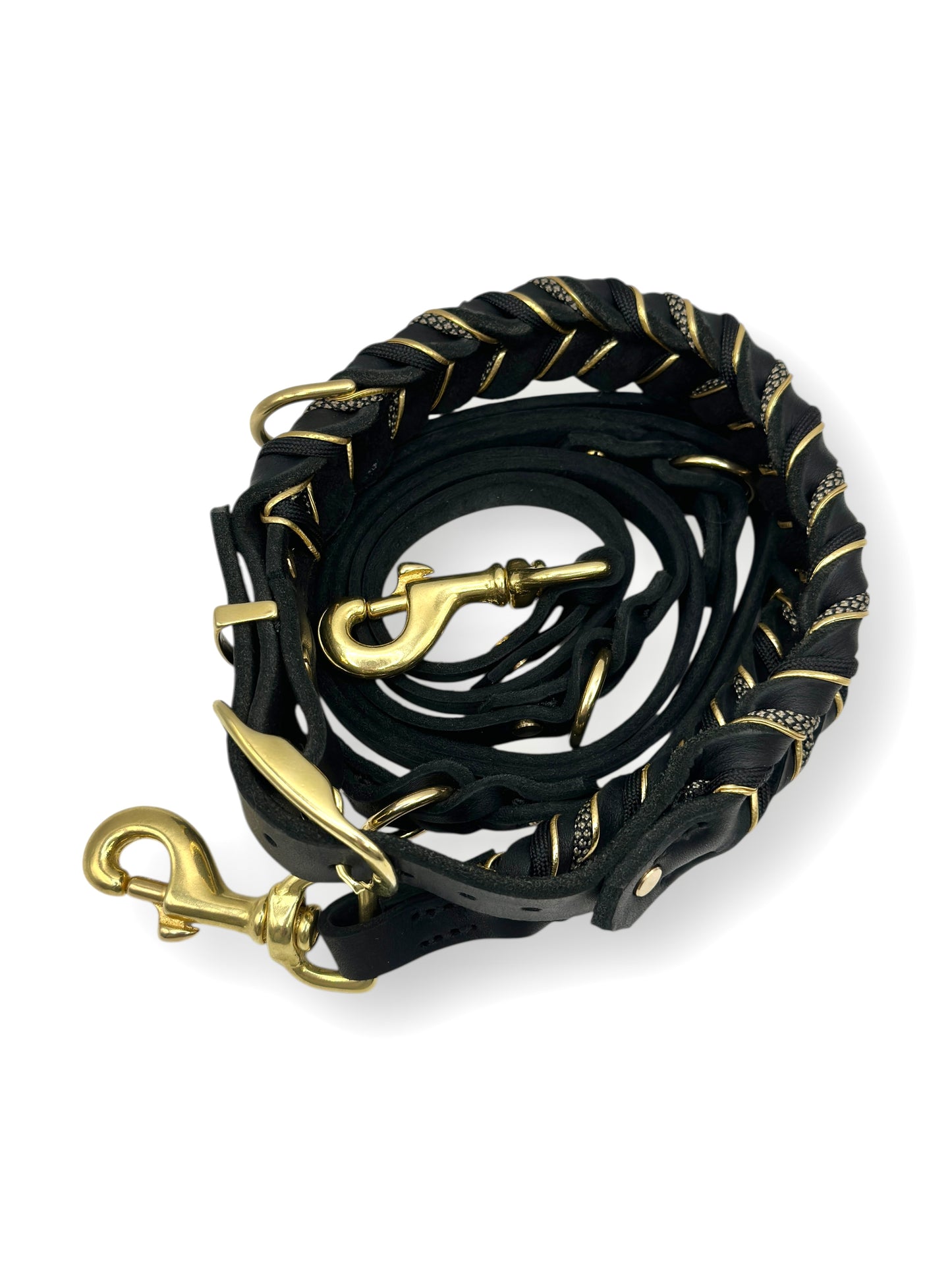 Lederset aus Lederhalsband und Lederleine für Hunde in schwarz. Hundehalsband und Hundeleine aus weichem Fettleder mit goldenen Details geflochten. Beschläge aus Messing Gold. Geeignet für kleine, mittlere und große Hunde, da das Set a das Gewicht des Hundes angepasst wird.