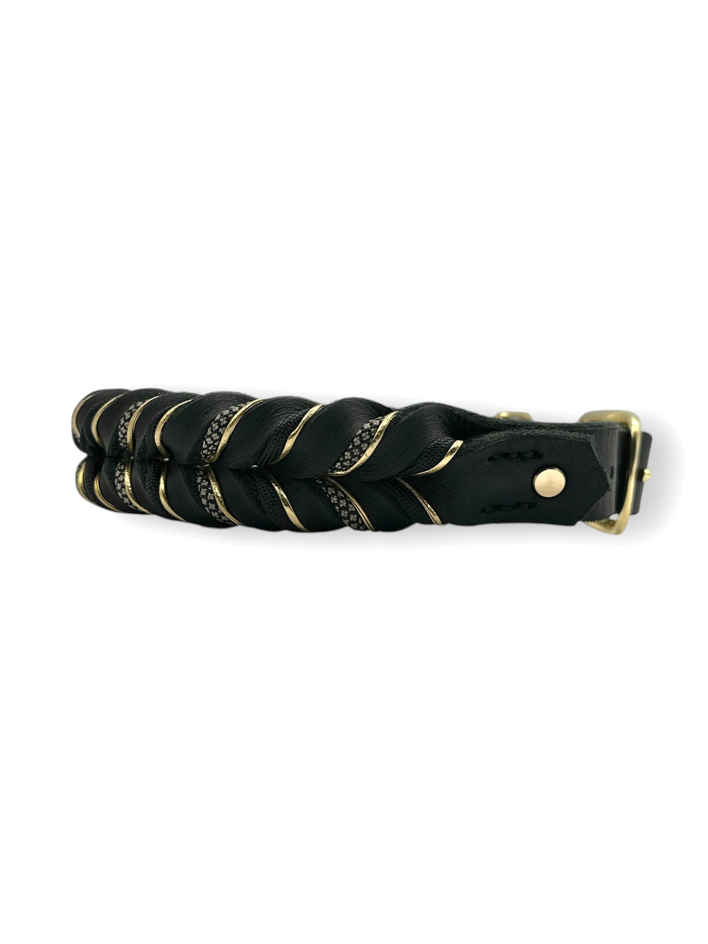 Lederset aus Lederhalsband und Lederleine für Hunde in schwarz. Hundehalsband und Hundeleine aus weichem Fettleder mit goldenen Details geflochten. Beschläge aus Messing Gold. Geeignet für kleine, mittlere und große Hunde, da das Set a das Gewicht des Hundes angepasst wird.