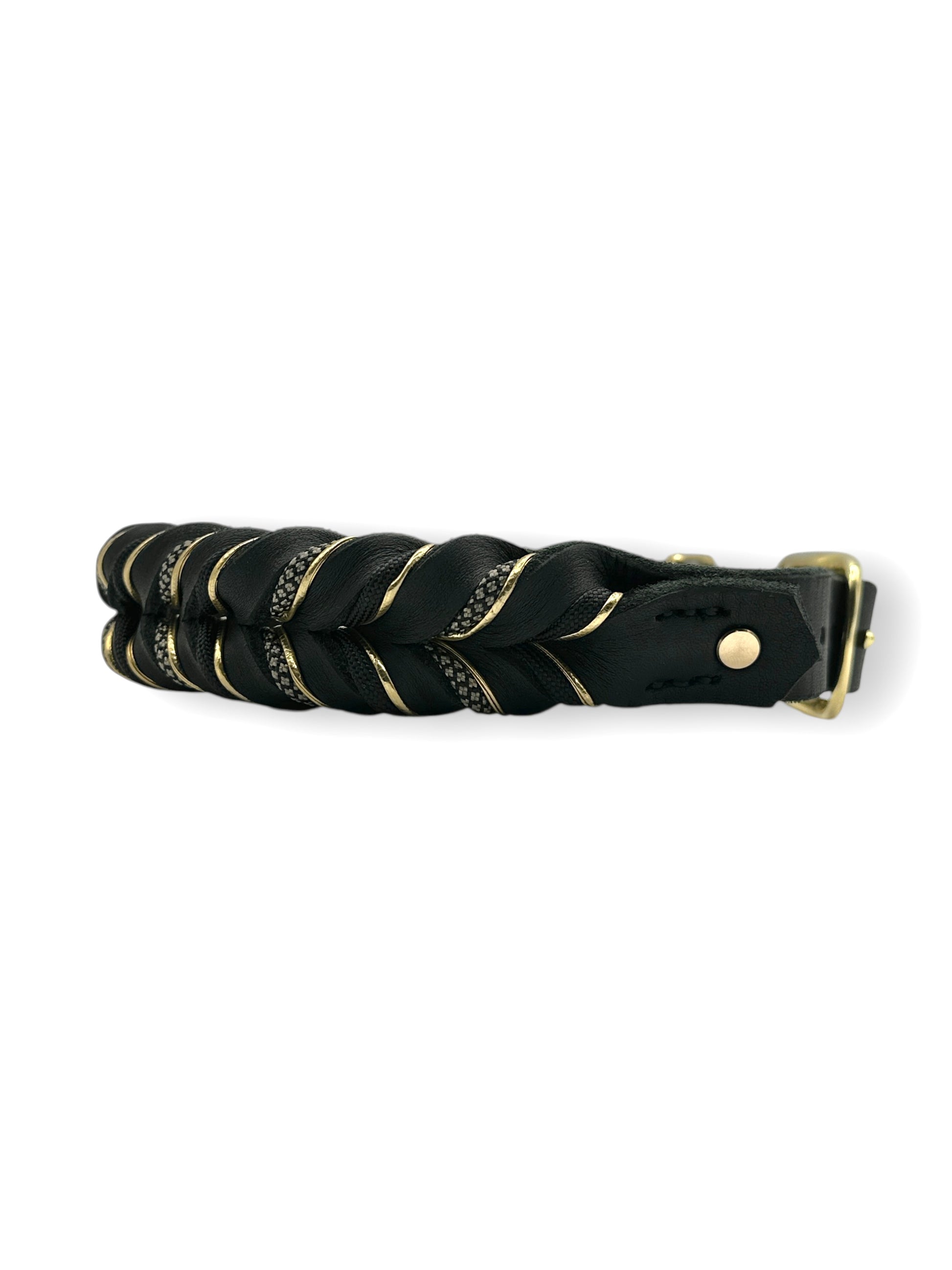 Lederset aus Lederhalsband und Lederleine für Hunde in schwarz. Hundehalsband und Hundeleine aus weichem Fettleder mit goldenen Details geflochten. Beschläge aus Messing Gold. Geeignet für kleine, mittlere und große Hunde, da das Set a das Gewicht des Hundes angepasst wird.