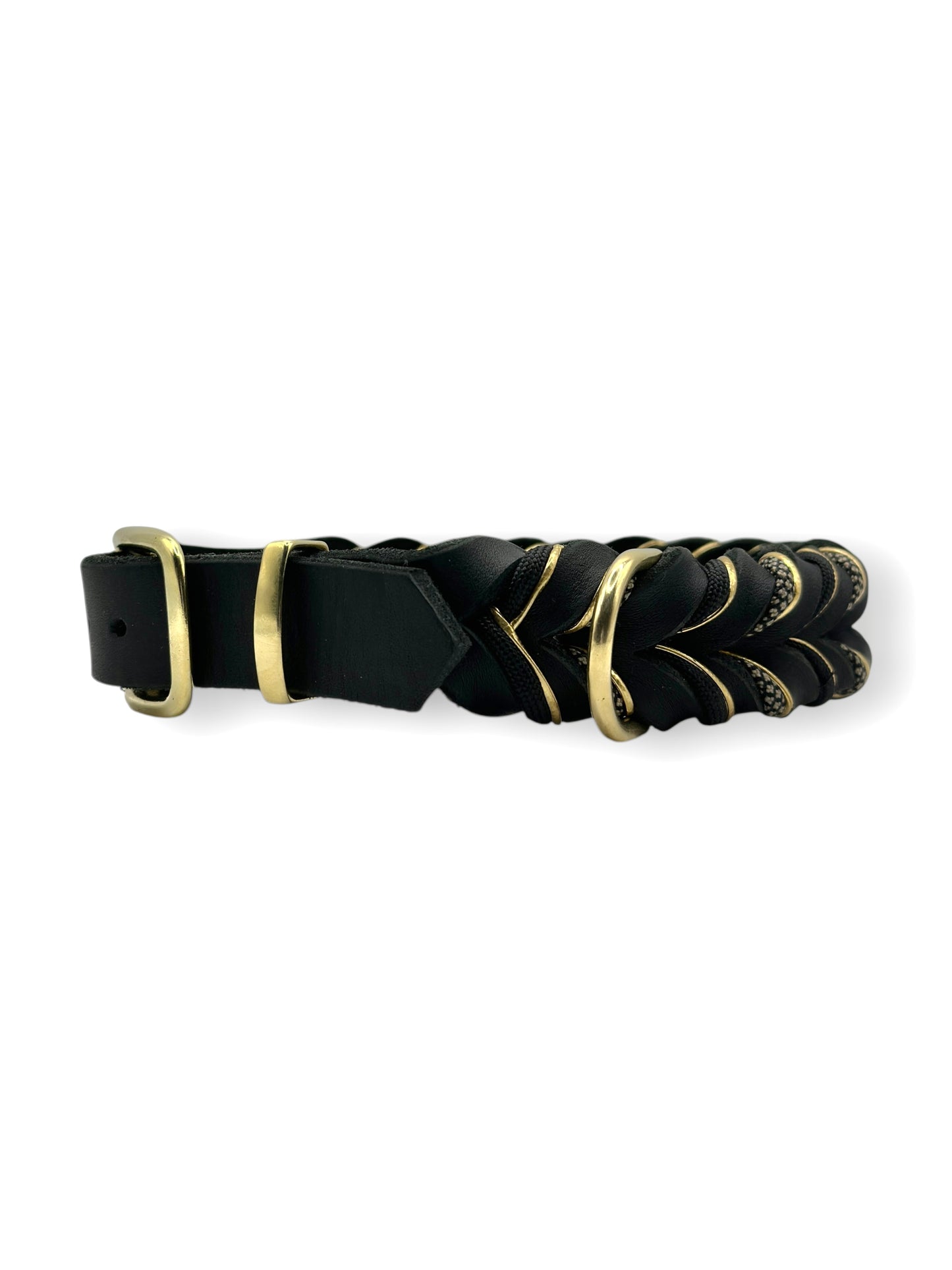 Lederset aus Lederhalsband und Lederleine für Hunde in schwarz. Hundehalsband und Hundeleine aus weichem Fettleder mit goldenen Details geflochten. Beschläge aus Messing Gold. Geeignet für kleine, mittlere und große Hunde, da das Set a das Gewicht des Hundes angepasst wird.
