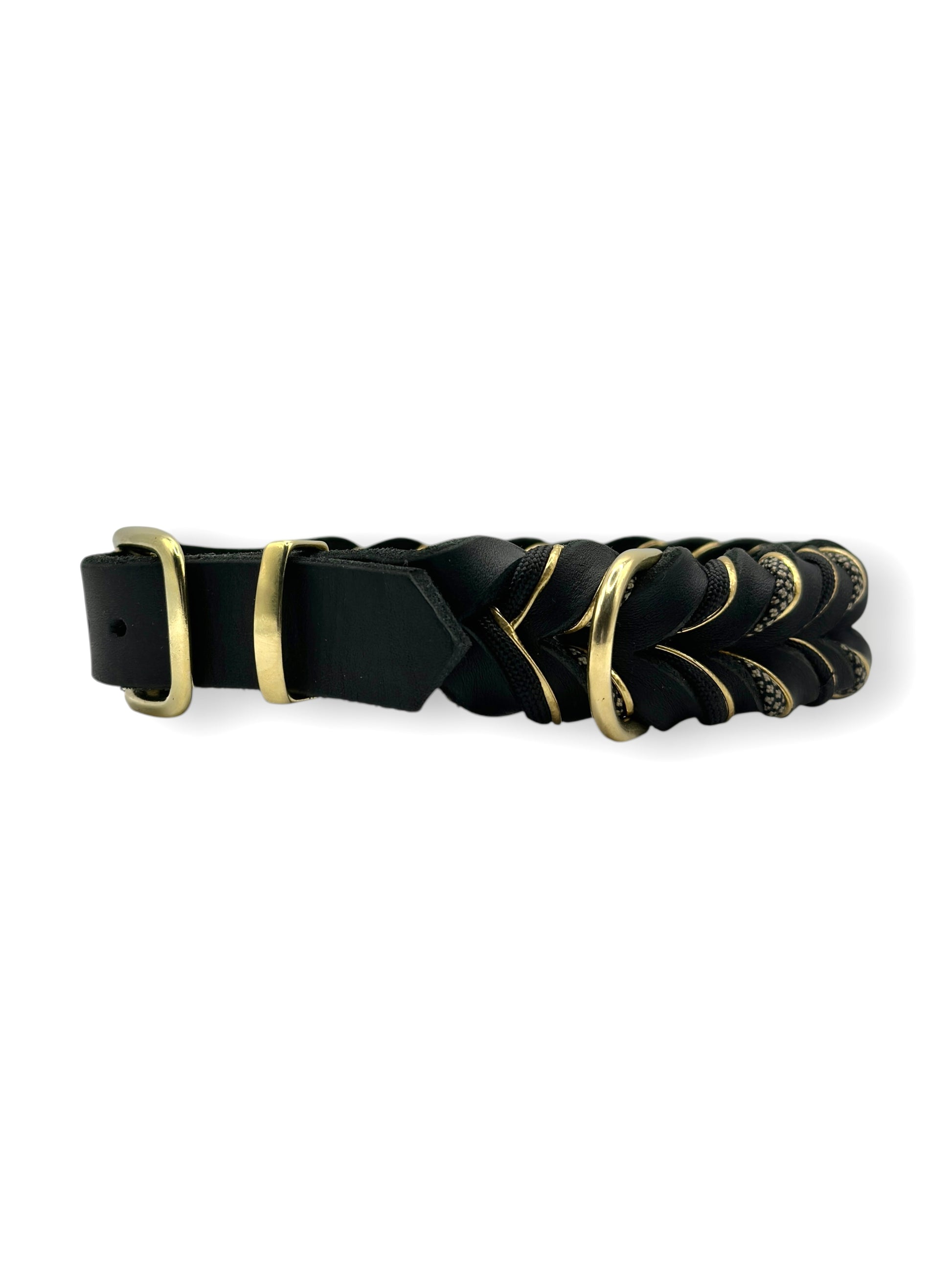Lederset aus Lederhalsband und Lederleine für Hunde in schwarz. Hundehalsband und Hundeleine aus weichem Fettleder mit goldenen Details geflochten. Beschläge aus Messing Gold. Geeignet für kleine, mittlere und große Hunde, da das Set a das Gewicht des Hundes angepasst wird.