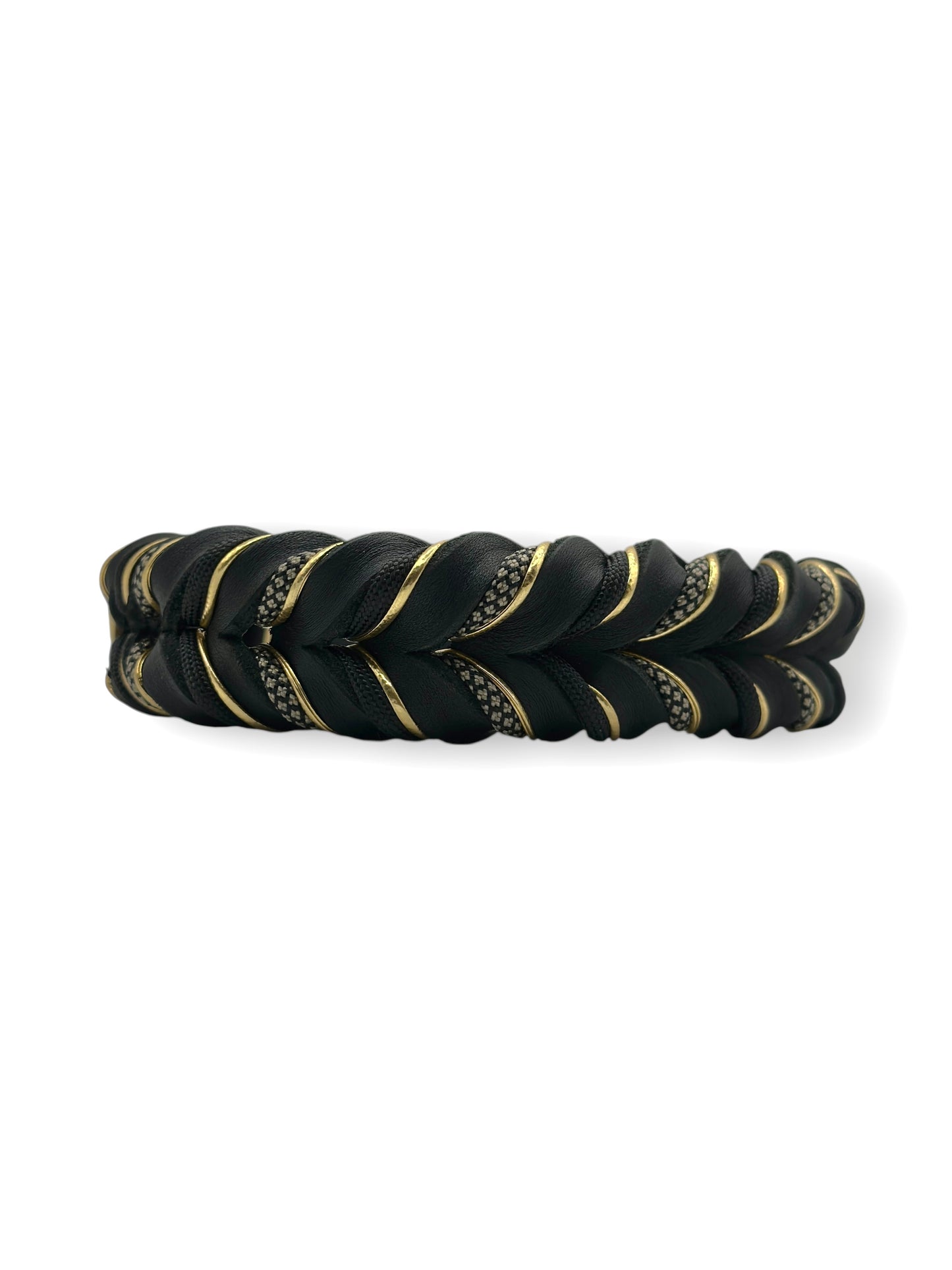 Lederset aus Lederhalsband und Lederleine für Hunde in schwarz. Hundehalsband und Hundeleine aus weichem Fettleder mit goldenen Details geflochten. Beschläge aus Messing Gold. Geeignet für kleine, mittlere und große Hunde, da das Set a das Gewicht des Hundes angepasst wird.