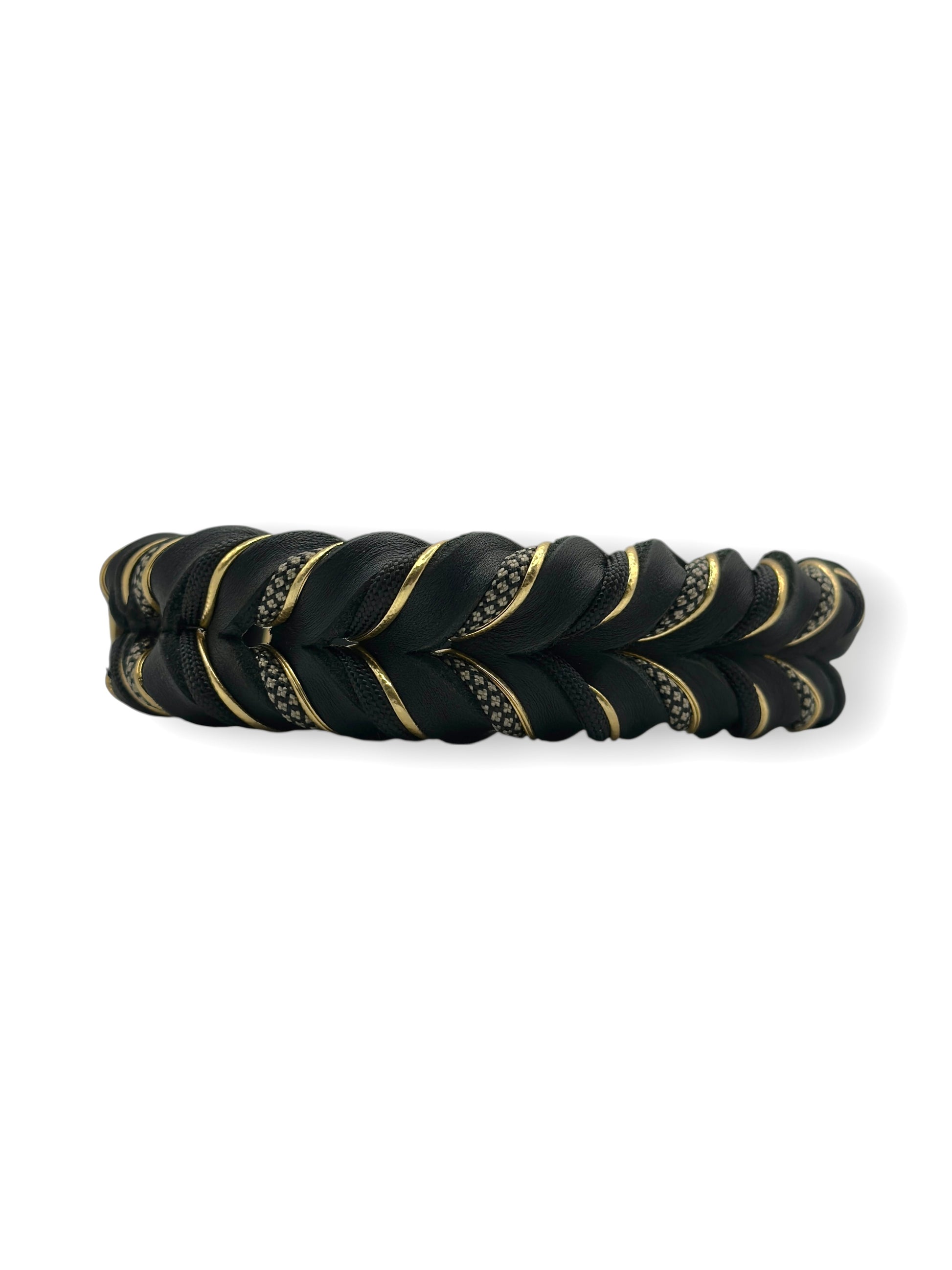 Lederset aus Lederhalsband und Lederleine für Hunde in schwarz. Hundehalsband und Hundeleine aus weichem Fettleder mit goldenen Details geflochten. Beschläge aus Messing Gold. Geeignet für kleine, mittlere und große Hunde, da das Set a das Gewicht des Hundes angepasst wird.