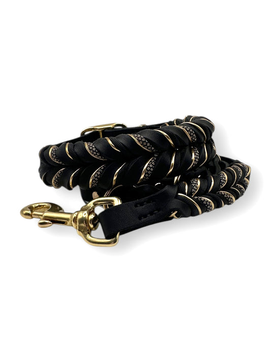 Lederset aus Lederhalsband und Lederleine für Hunde in schwarz. Hundehalsband und Hundeleine aus weichem Fettleder mit goldenen Details geflochten. Beschläge aus Messing Gold. Geeignet für kleine, mittlere und große Hunde, da das Set a das Gewicht des Hundes angepasst wird.