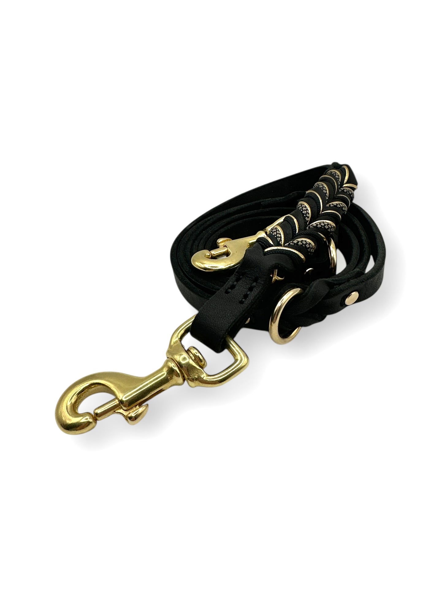 Lederset aus Lederhalsband und Lederleine für Hunde in schwarz. Hundehalsband und Hundeleine aus weichem Fettleder mit goldenen Details geflochten. Beschläge aus Messing Gold. Geeignet für kleine, mittlere und große Hunde, da das Set a das Gewicht des Hundes angepasst wird.
