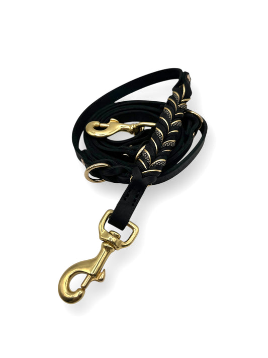 Lederset aus Lederhalsband und Lederleine für Hunde in schwarz. Hundehalsband und Hundeleine aus weichem Fettleder mit goldenen Details geflochten. Beschläge aus Messing Gold. Geeignet für kleine, mittlere und große Hunde, da das Set a das Gewicht des Hundes angepasst wird.