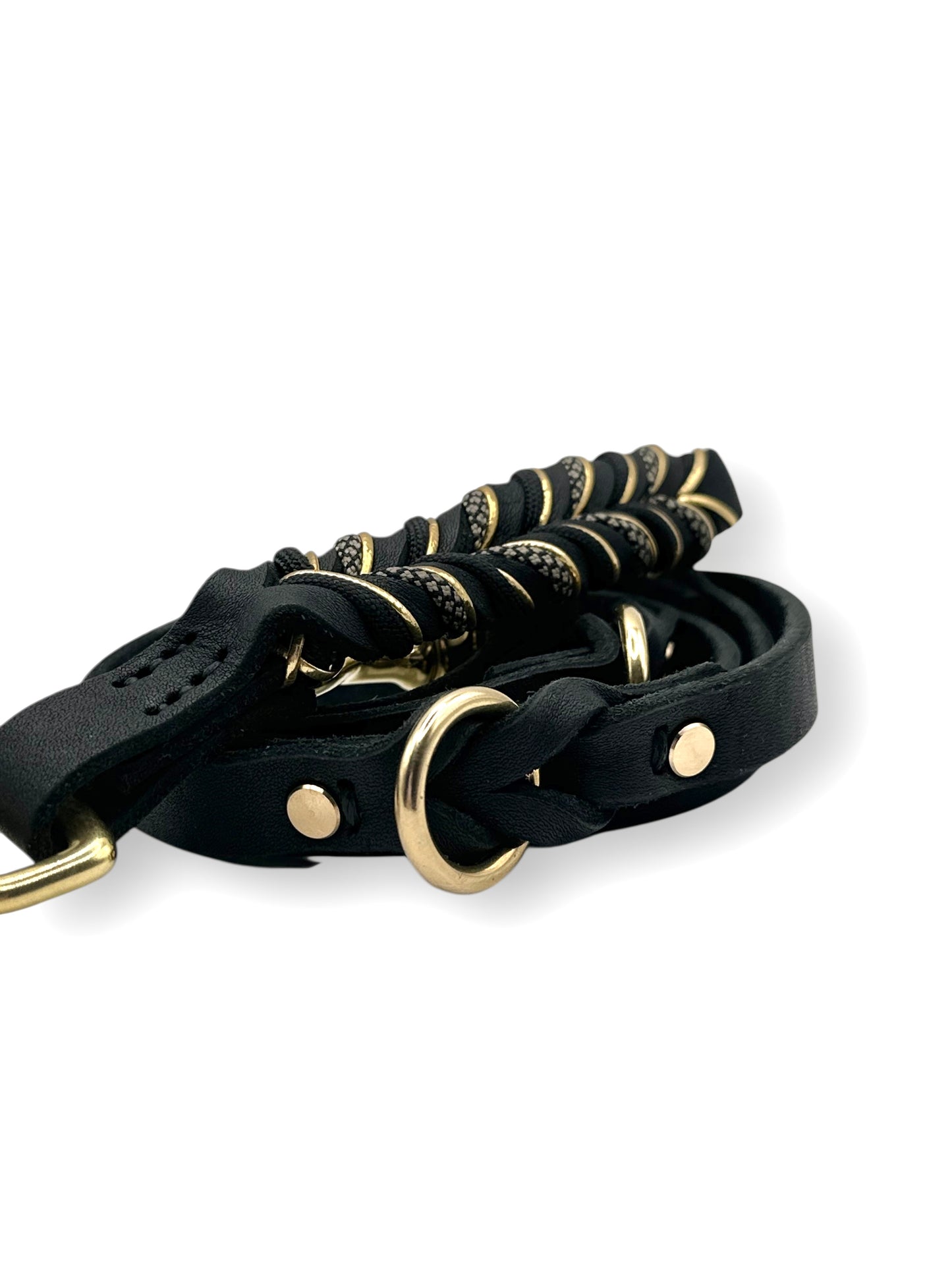 Lederset aus Lederhalsband und Lederleine für Hunde in schwarz. Hundehalsband und Hundeleine aus weichem Fettleder mit goldenen Details geflochten. Beschläge aus Messing Gold. Geeignet für kleine, mittlere und große Hunde, da das Set a das Gewicht des Hundes angepasst wird.