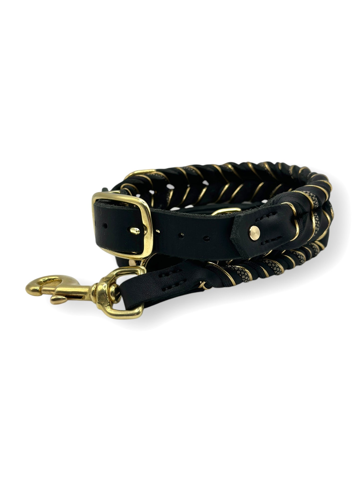 Lederset aus Lederhalsband und Lederleine für Hunde in schwarz. Hundehalsband und Hundeleine aus weichem Fettleder mit goldenen Details geflochten. Beschläge aus Messing Gold. Geeignet für kleine, mittlere und große Hunde, da das Set a das Gewicht des Hundes angepasst wird.