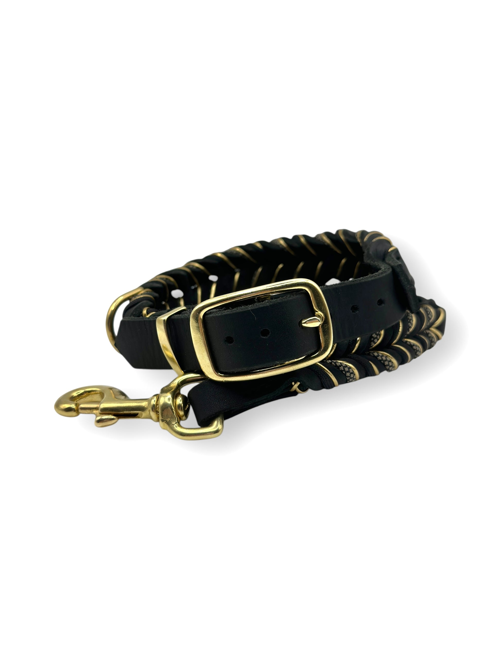 Lederset aus Lederhalsband und Lederleine für Hunde in schwarz. Hundehalsband und Hundeleine aus weichem Fettleder mit goldenen Details geflochten. Beschläge aus Messing Gold. Geeignet für kleine, mittlere und große Hunde, da das Set a das Gewicht des Hundes angepasst wird.