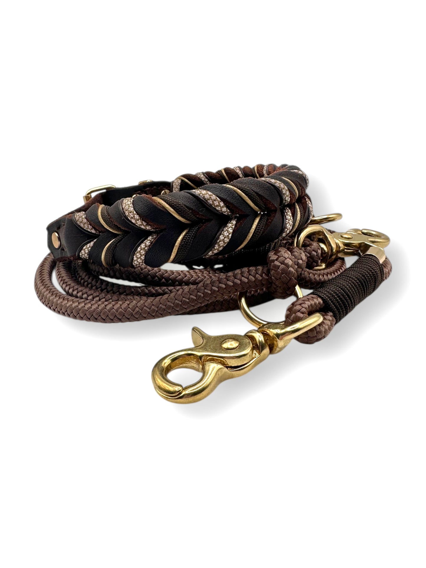 Hundeset bestehend aus Lederhalsband und Tauleine in braun mit beigen und goldenen Details. Anpassbar in Länge und Breite. 