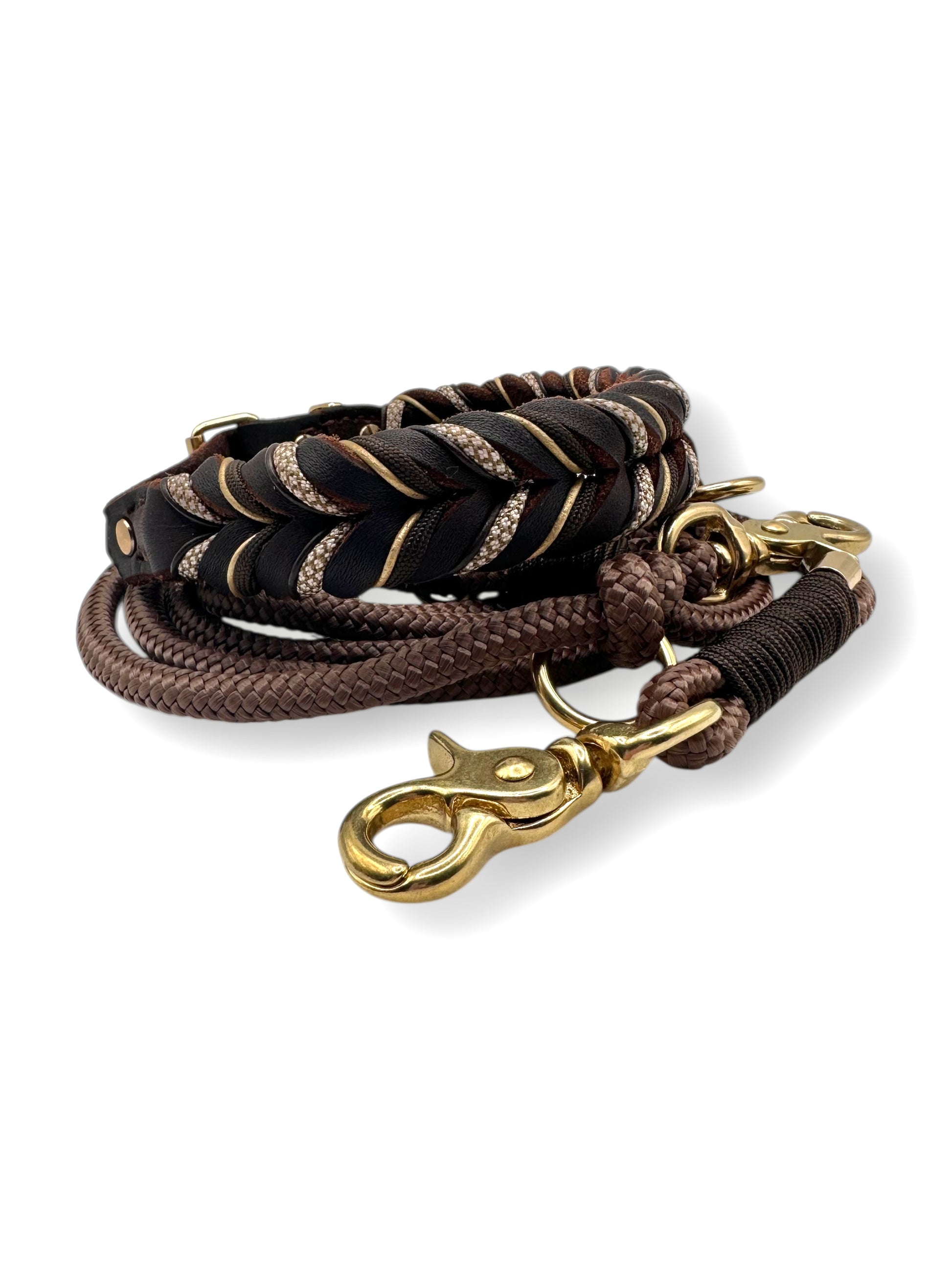 Hundeset bestehend aus Lederhalsband und Tauleine in braun mit beigen und goldenen Details. Anpassbar in Länge und Breite. 