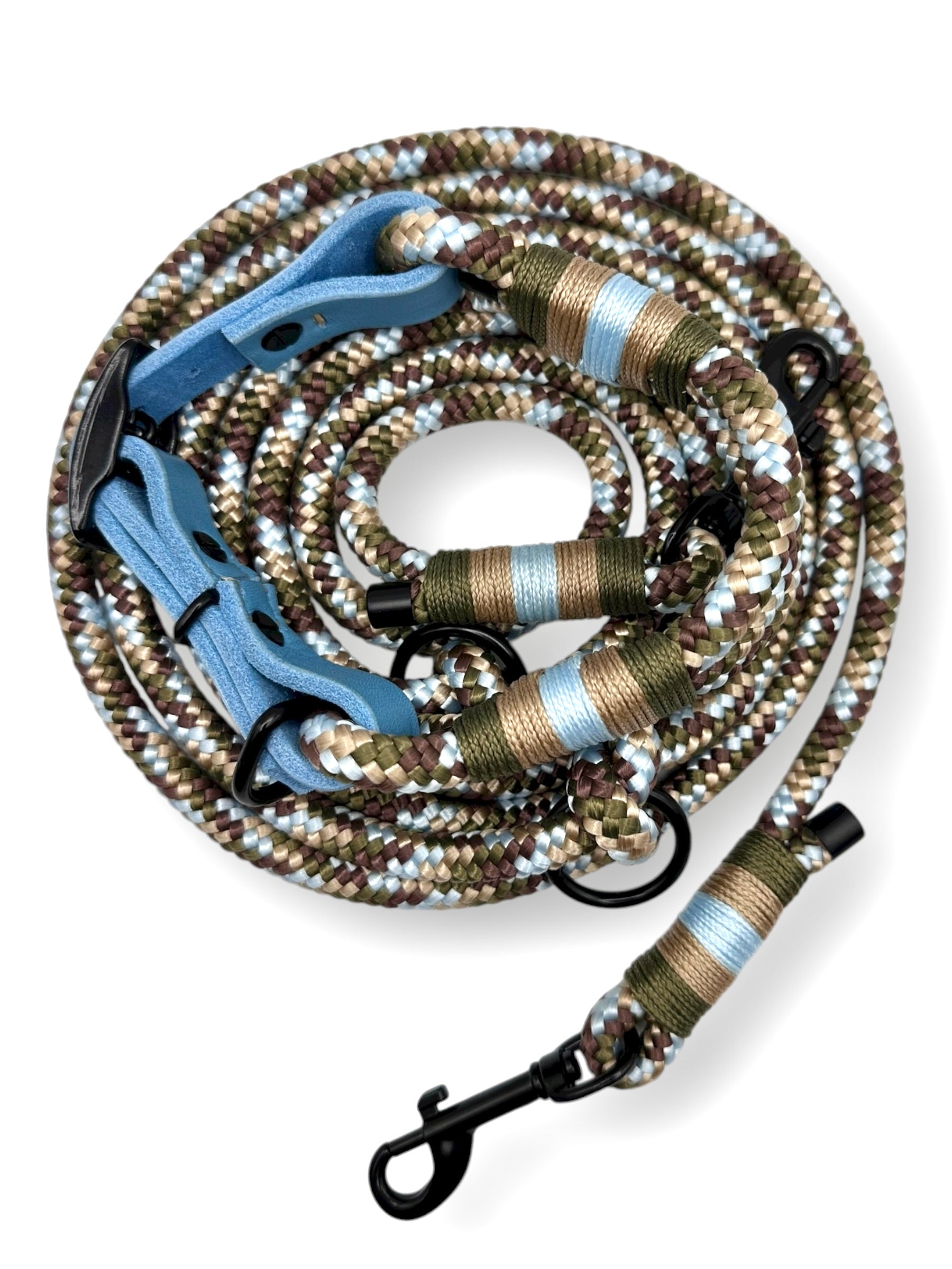 Hundeset bestehend aus Leine und Halsband aus 10mm starken Tau Tundra. Herbstliche Farben: Grün, Braun, Beige und Blau. Mit Schwarzen Karabinern und O-Ringen. Draufsicht
