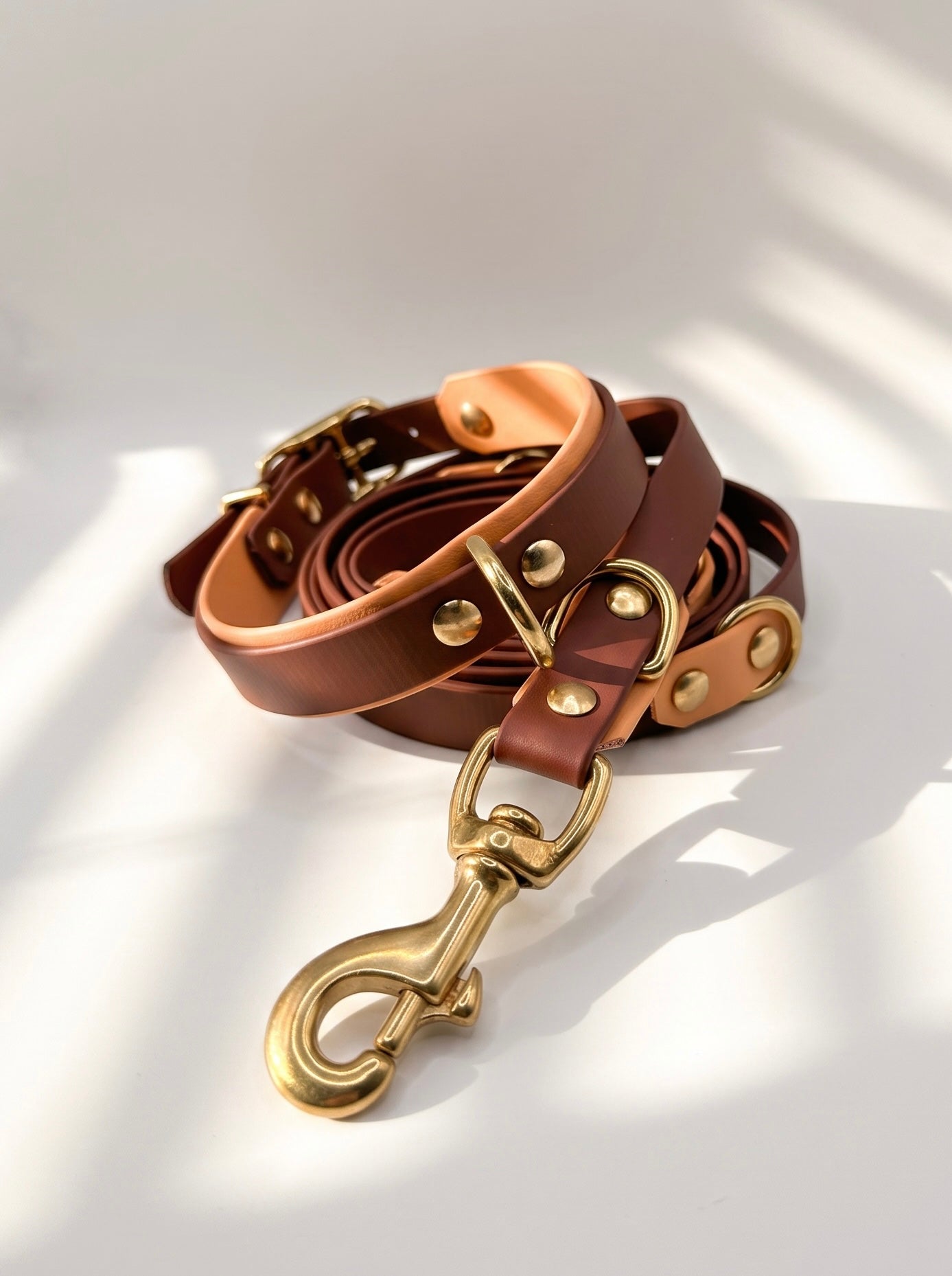Hundeset aus BioThane in braun und golden copper Glamour. Messing Beschläge in Gold. Handgefertigt und individuell anpassbar 