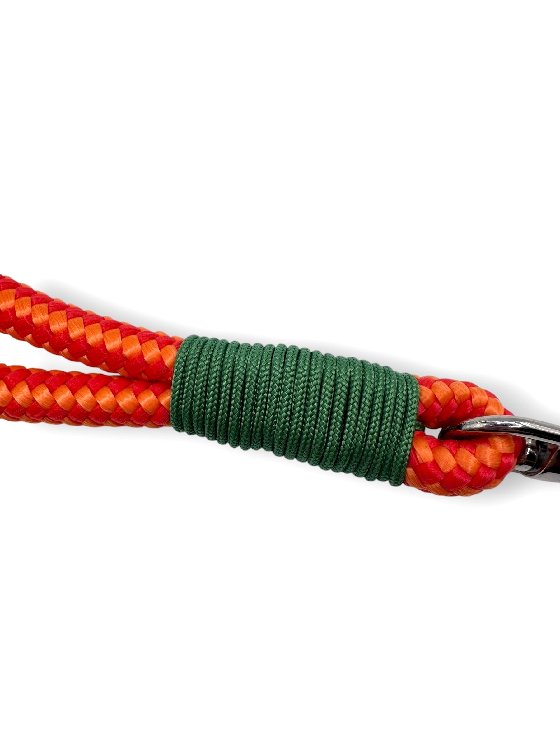 Kurzführer für Hunde aus Tau in orange mit rot und grüner Umwicklung. Tau 10mm stark. Silberne Karabiner 