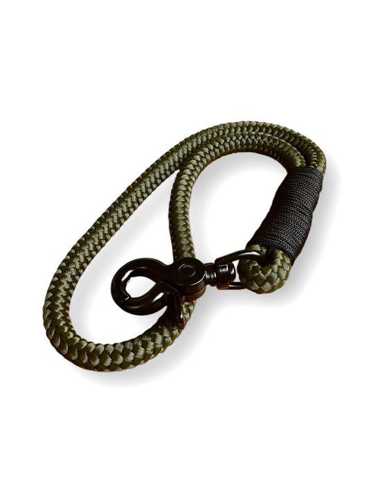 Kurzführer aus 10mm starken Tau in der Farbe army grün mit schwarzen Details  Gesamtansicht