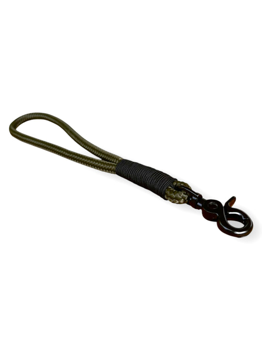 Kurzführer aus 10mm starken Tau in der Farbe army grün mit schwarzen Details 