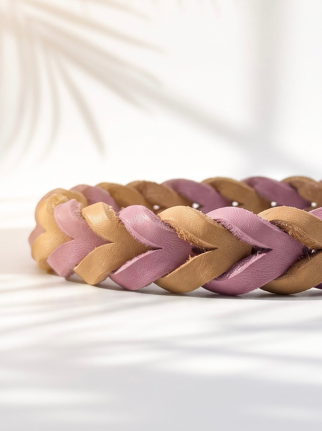 Ein geflochtenes Lederhalsband in Rosa, Flieder und Braun. Es ist handgefertigt sowie individuell anpassbar und konfigurierbar. 
