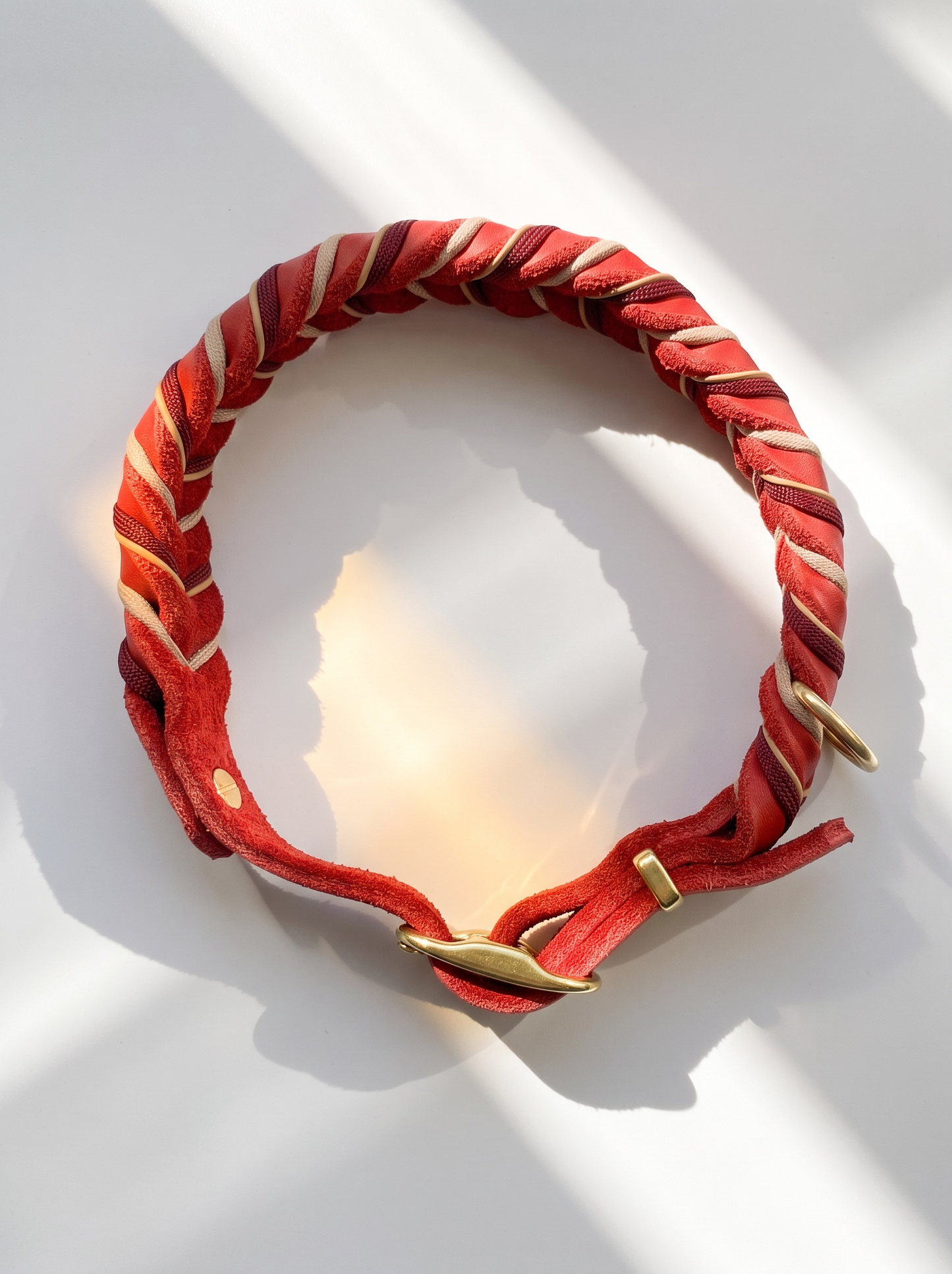 Lederhalsband und Lederleine in Rot mit beigen und goldenen Details. Geeignet für alle Hunde, da es auf das Gewicht des Hundes angepasst wird. Halsband Draufsicht 