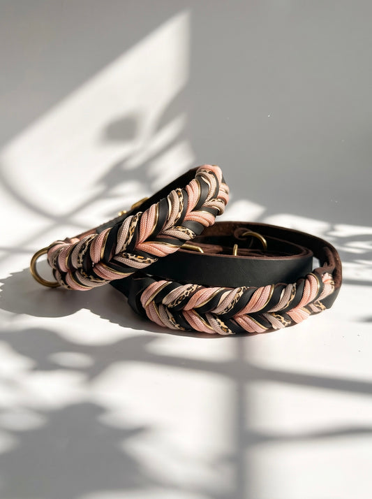 Lederhalsband und Lederleine geflochten mit Leo-Details und kupfer farbenen Details. Handgefertigt und individuell anpassbar an jede Hundegröße. Ansicht des Sets.
