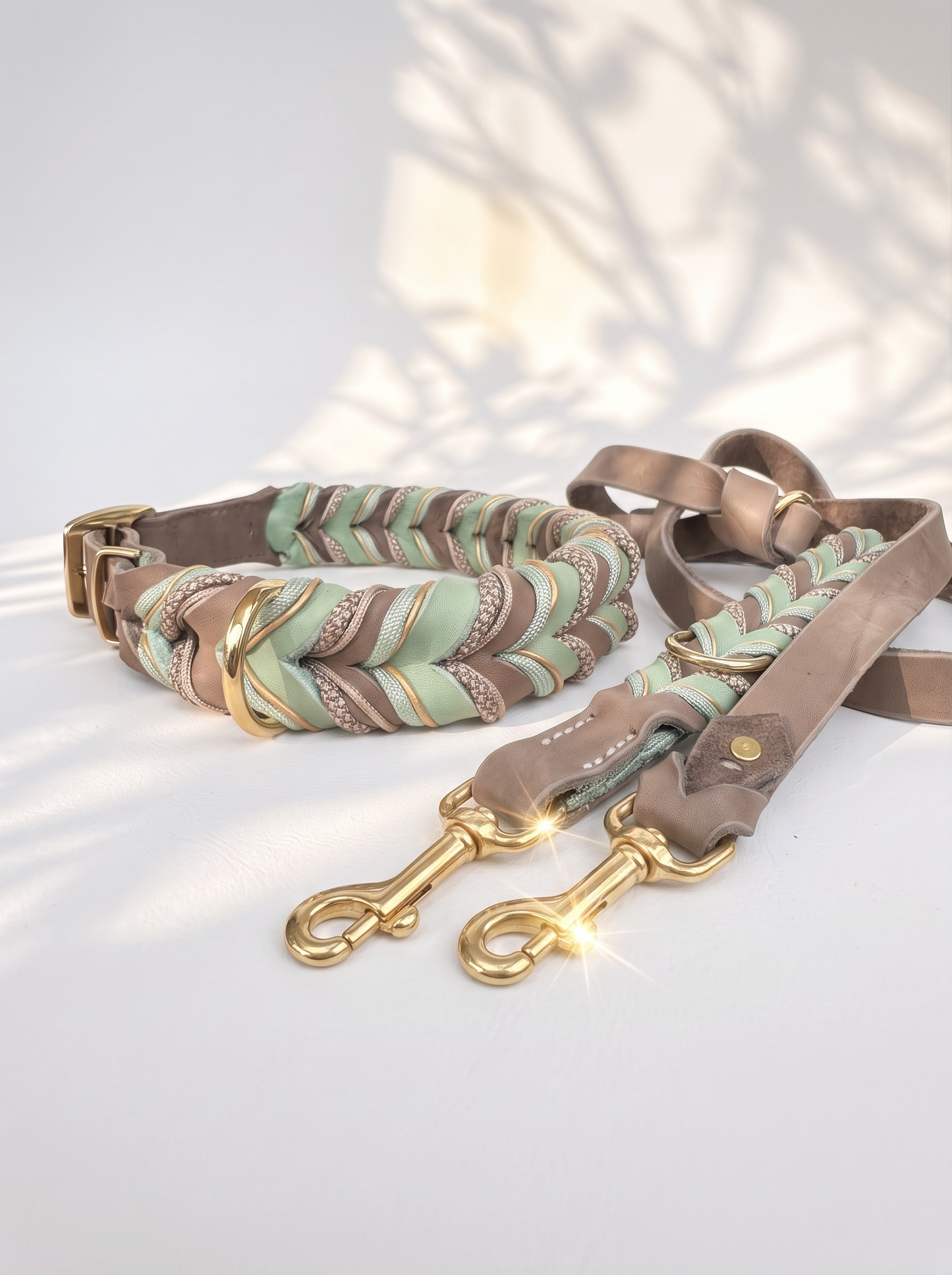 Lederleine und Lederhalsband geflochten in den Farben mint grün und Schlamm braun. Mit goldenen und beigen Details. Handgefertigt und individuell anpassbar. Ansicht der Leine 