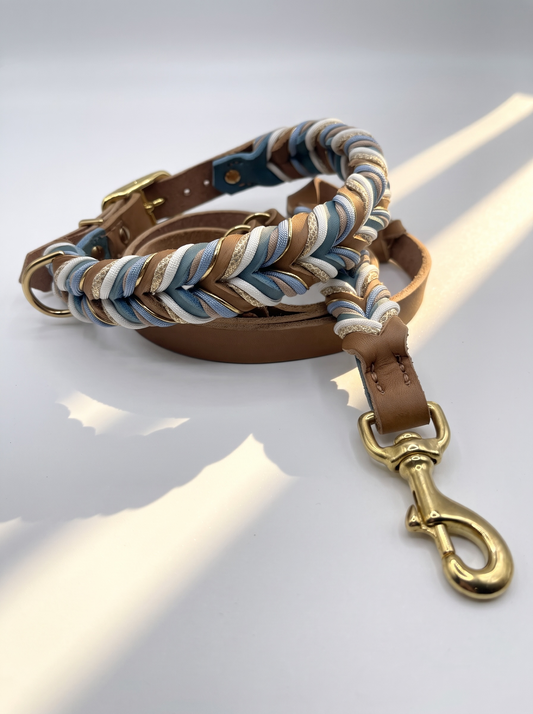 Hundeset aus Fettleder in Braun und Blau mit goldenen und weißen Details. Lederhalsband und Lederleine Geeigent für kleine, mittlere und große Hunde, da es individuell an deinen Hund angepasst wird. Verschiedene Breiten und Längen personalisierbar. Ansicht set hinten 