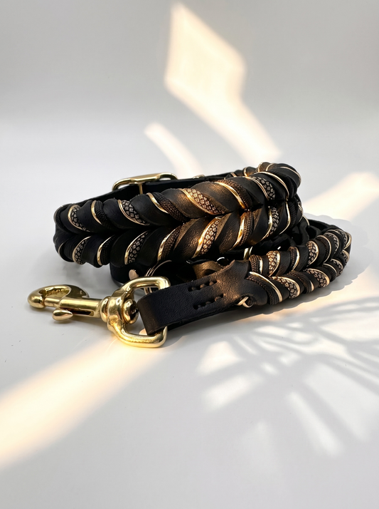 Lederset aus Lederhalsband und Lederleine für Hunde in schwarz. Hundehalsband und Hundeleine aus weichem Fettleder mit goldenen Details geflochten. Beschläge aus Messing Gold. Geeignet für kleine, mittlere und große Hunde, da das Set a das Gewicht des Hundes angepasst wird. Ansicht set hinten 