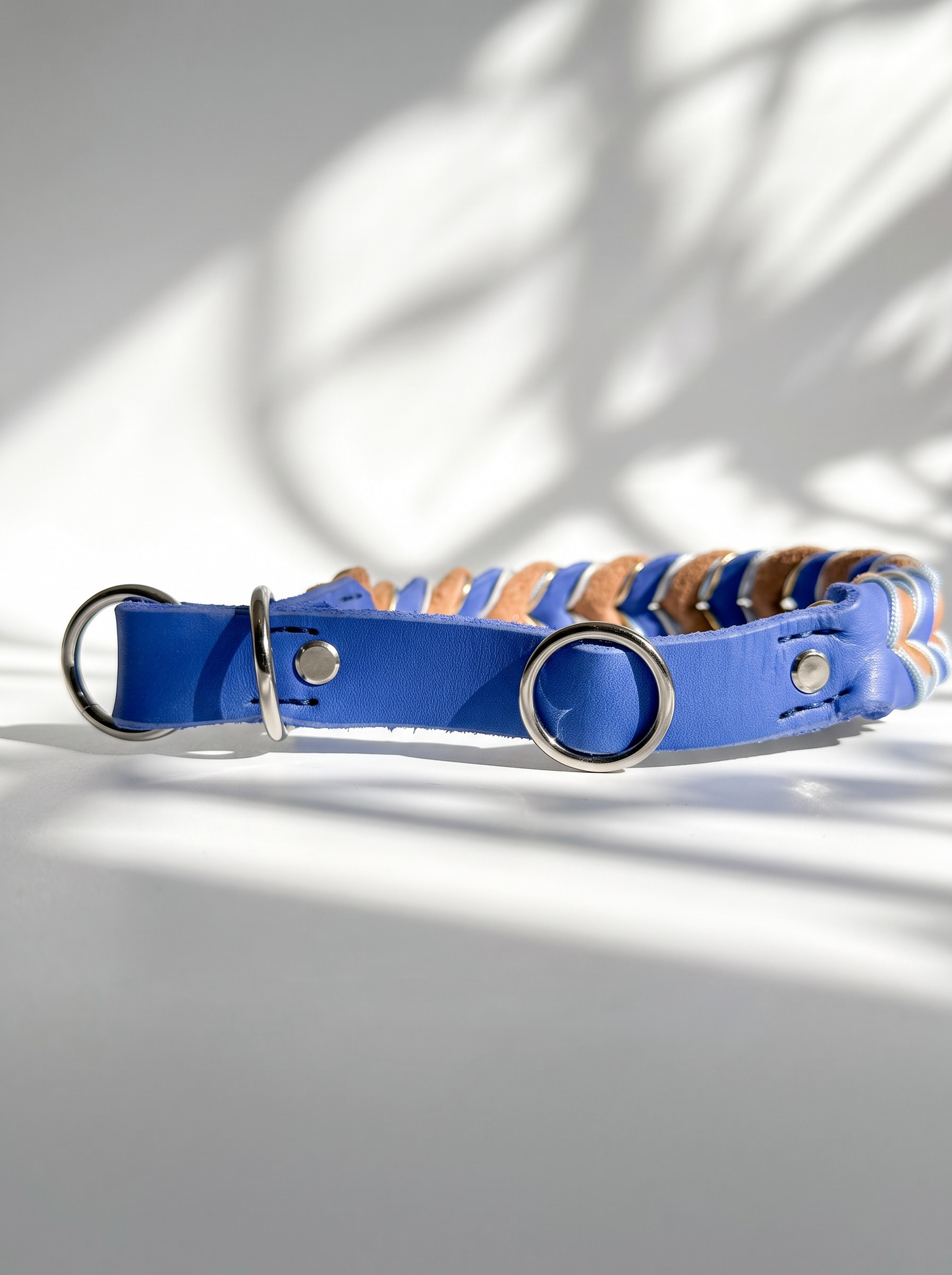 Lederhalsband geflochten in Braun und Blau mit Blumenband Details. Königsblau x Camel aus Fettleder. Anpassbar und personalisierbar. Ansicht Zugstopp Verschluss 