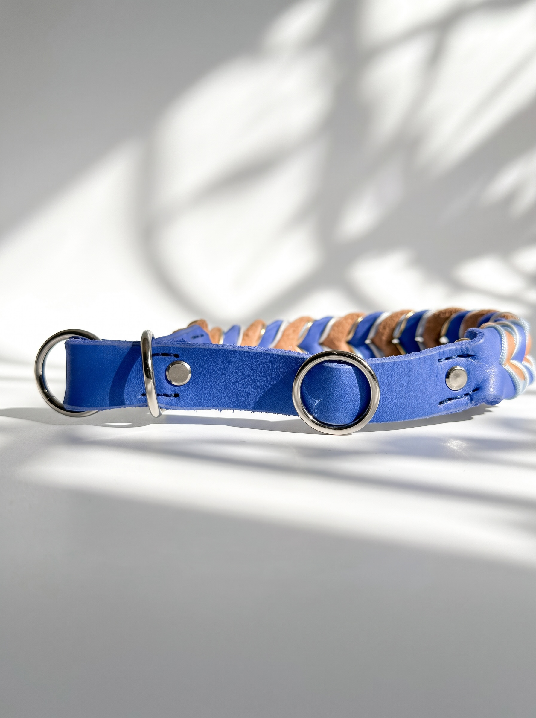 Lederhalsband geflochten in Braun und Blau mit Blumenband Details. Königsblau x Camel aus Fettleder. Anpassbar und personalisierbar. Ansicht Zugstopp Verschluss 