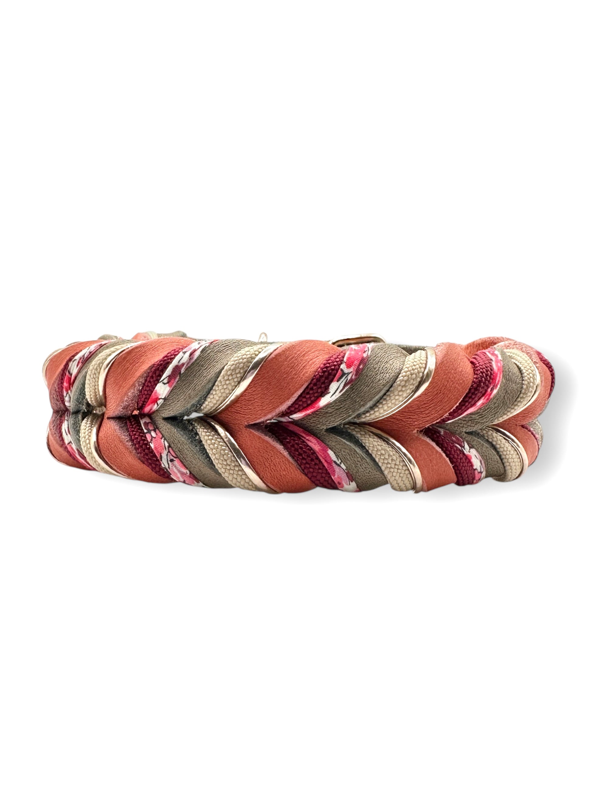 Hundehalsband aus Fettleder in der Farbe Schlamm (Braun) & Altrosa, mit roten, rosé & Blumen Details. Perfektes Frühlingshalsband für deinen Vierbeiner. In verschiedenen Breiten erhältlich.