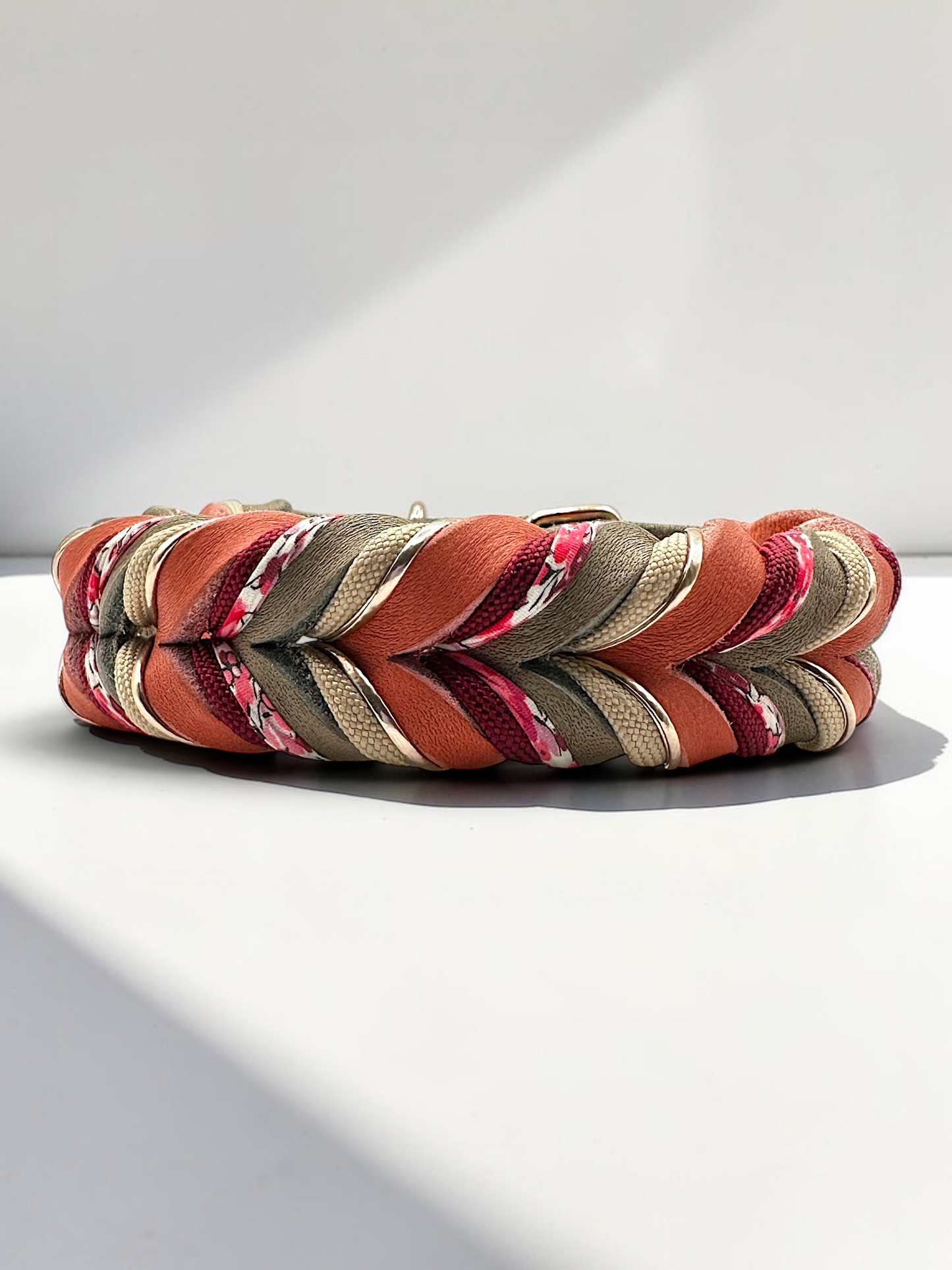Hundehalsband aus Fettleder in der Farbe Schlamm (Braun) & Altrosa, mit roten, rosé & Blumen Details. Perfektes Frühlingshalsband für deinen Vierbeiner. In verschiedenen Breiten erhältlich. Ansicht Flechtung Details 