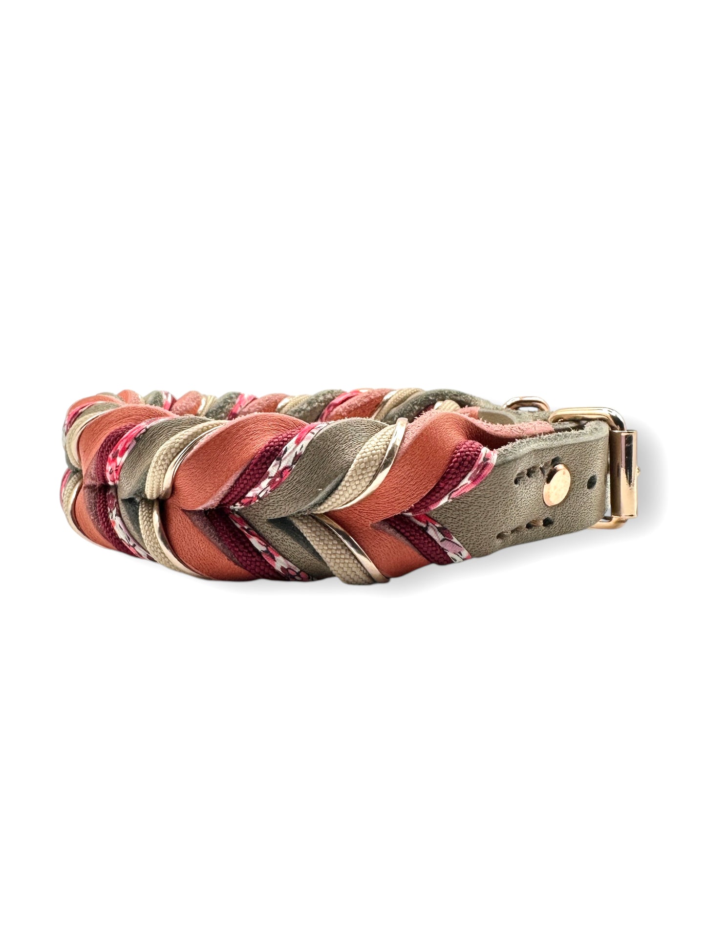 Hundehalsband aus Fettleder in der Farbe Schlamm (Braun) & Altrosa, mit roten, rosé & Blumen Details. Perfektes Frühlingshalsband für deinen Vierbeiner. In verschiedenen Breiten erhältlich.