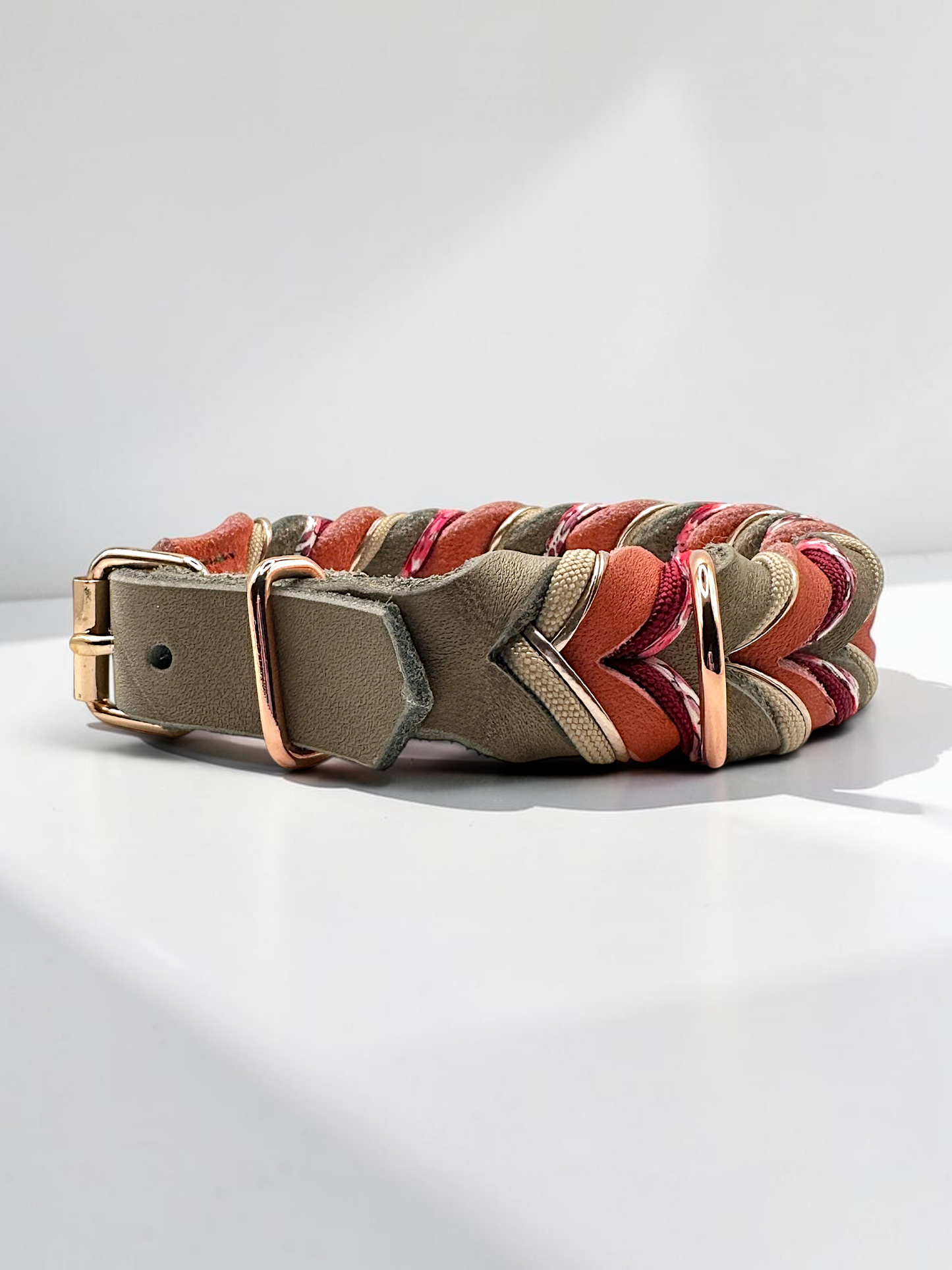 Hundehalsband aus Fettleder in der Farbe Schlamm (Braun) & Altrosa, mit roten, rosé & Blumen Details. Perfektes Frühlingshalsband für deinen Vierbeiner. In verschiedenen Breiten erhältlich. Ansicht Seite D-Ringrose