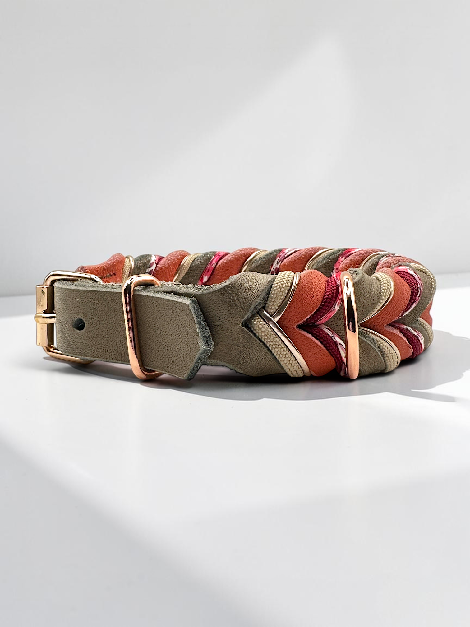 Hundehalsband aus Fettleder in der Farbe Schlamm (Braun) & Altrosa, mit roten, rosé & Blumen Details. Perfektes Frühlingshalsband für deinen Vierbeiner. In verschiedenen Breiten erhältlich. Ansicht Seite D-Ringrose