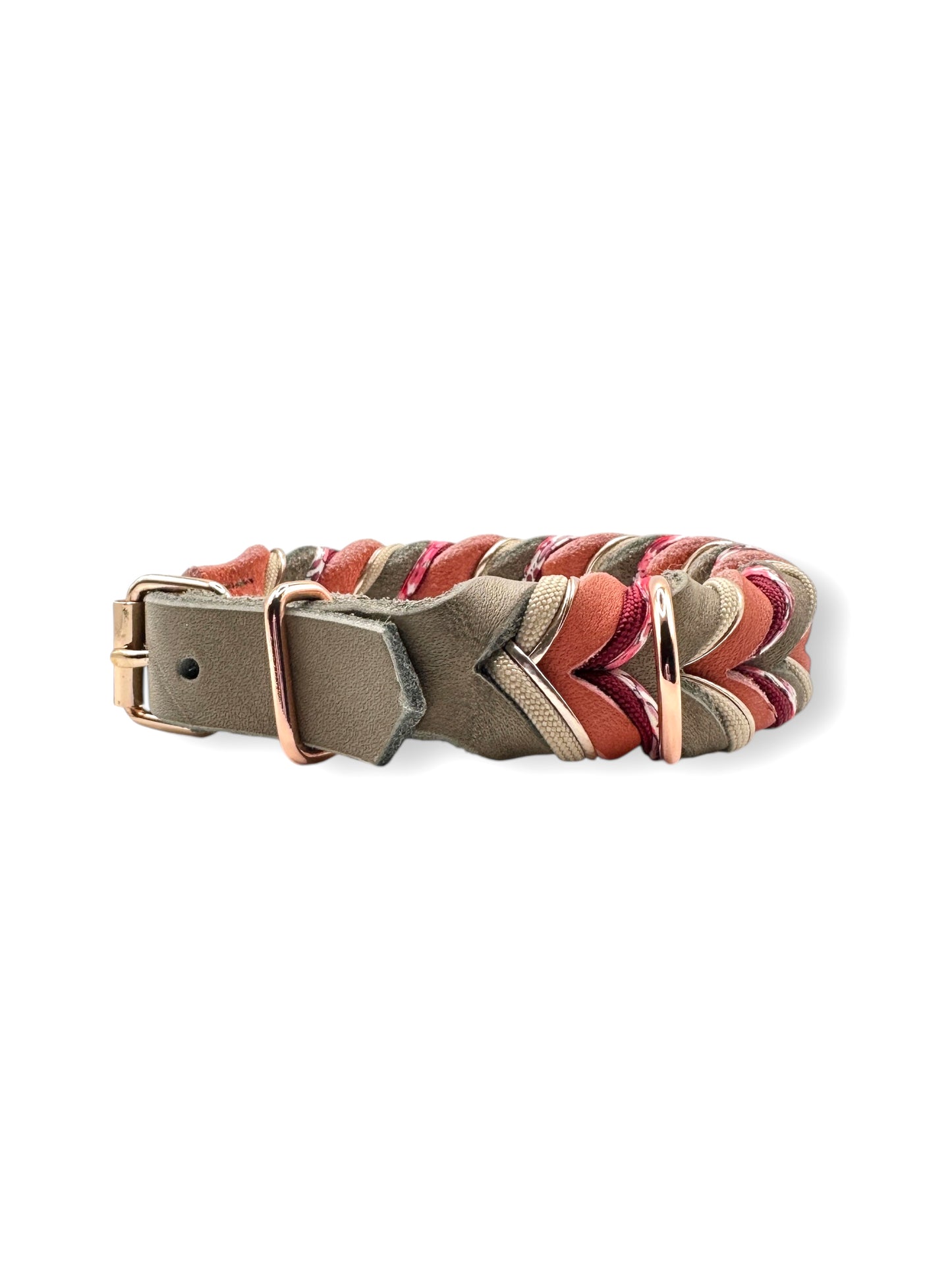 Hundehalsband aus Fettleder in der Farbe Schlamm (Braun) & Altrosa, mit roten, rosé & Blumen Details. Perfektes Frühlingshalsband für deinen Vierbeiner. In verschiedenen Breiten erhältlich.