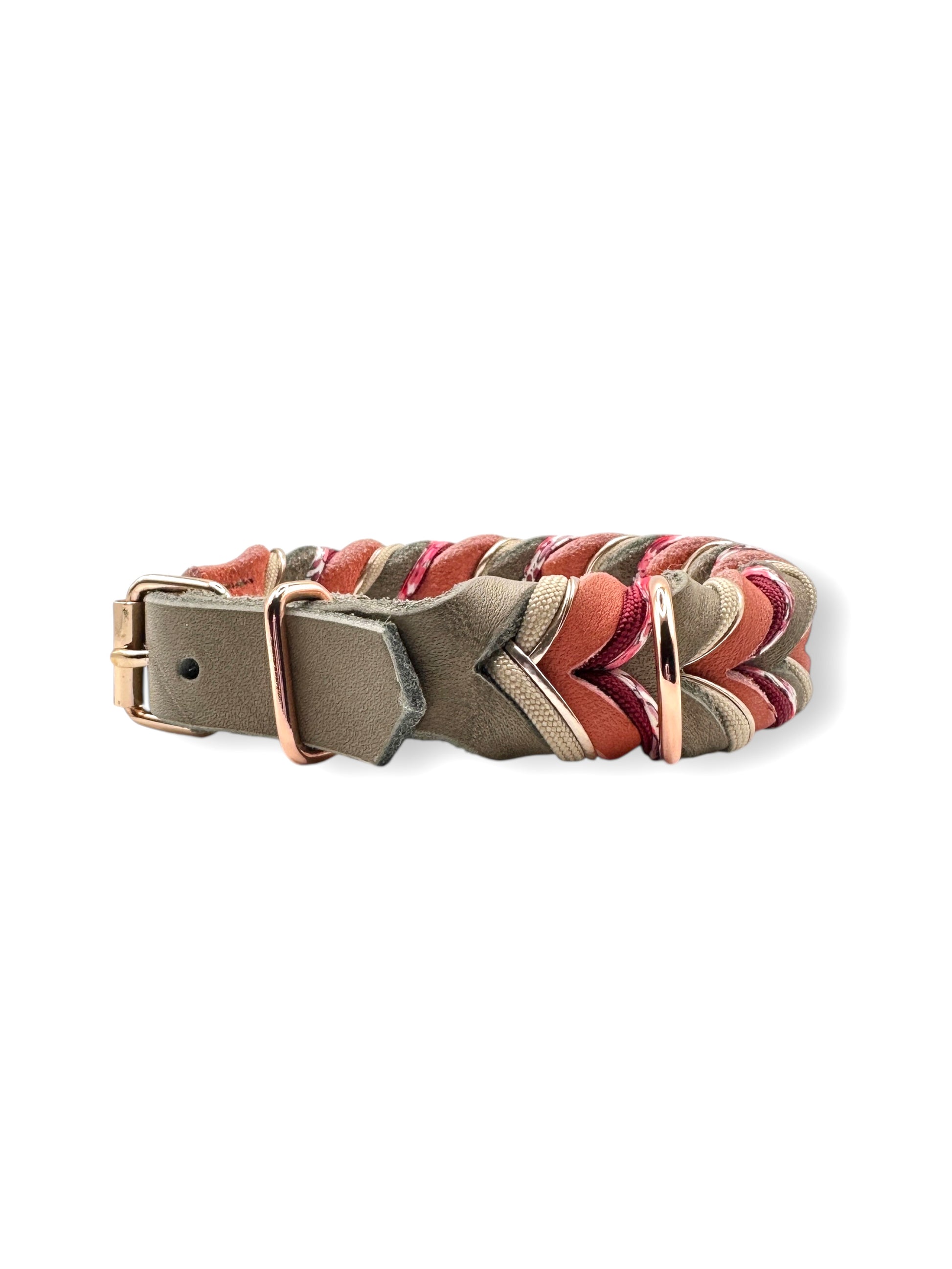 Hundehalsband aus Fettleder in der Farbe Schlamm (Braun) & Altrosa, mit roten, rosé & Blumen Details. Perfektes Frühlingshalsband für deinen Vierbeiner. In verschiedenen Breiten erhältlich.