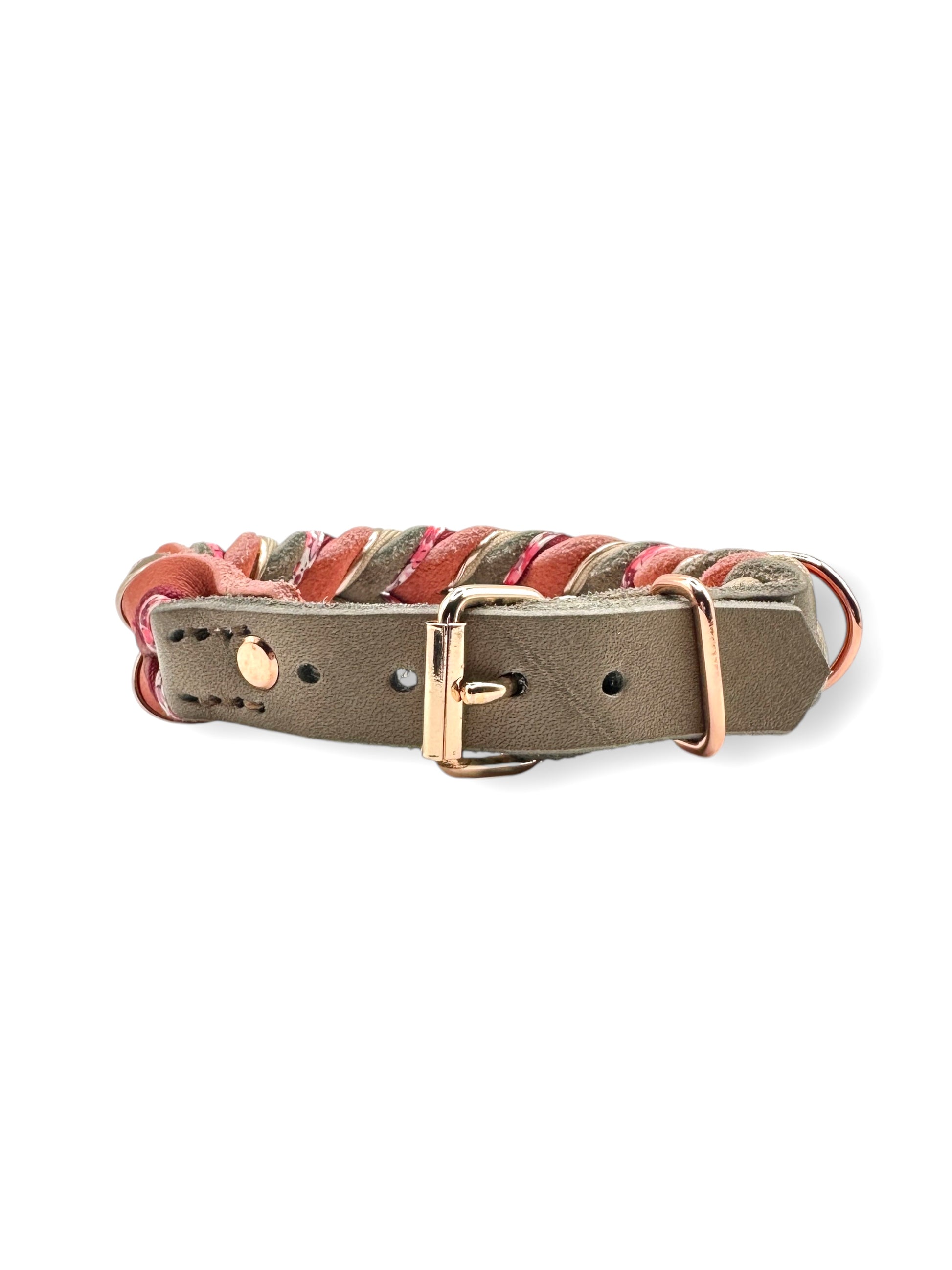 Hundehalsband aus Fettleder in der Farbe Schlamm (Braun) & Altrosa, mit roten, rosé & Blumen Details. Perfektes Frühlingshalsband für deinen Vierbeiner. In verschiedenen Breiten erhältlich.