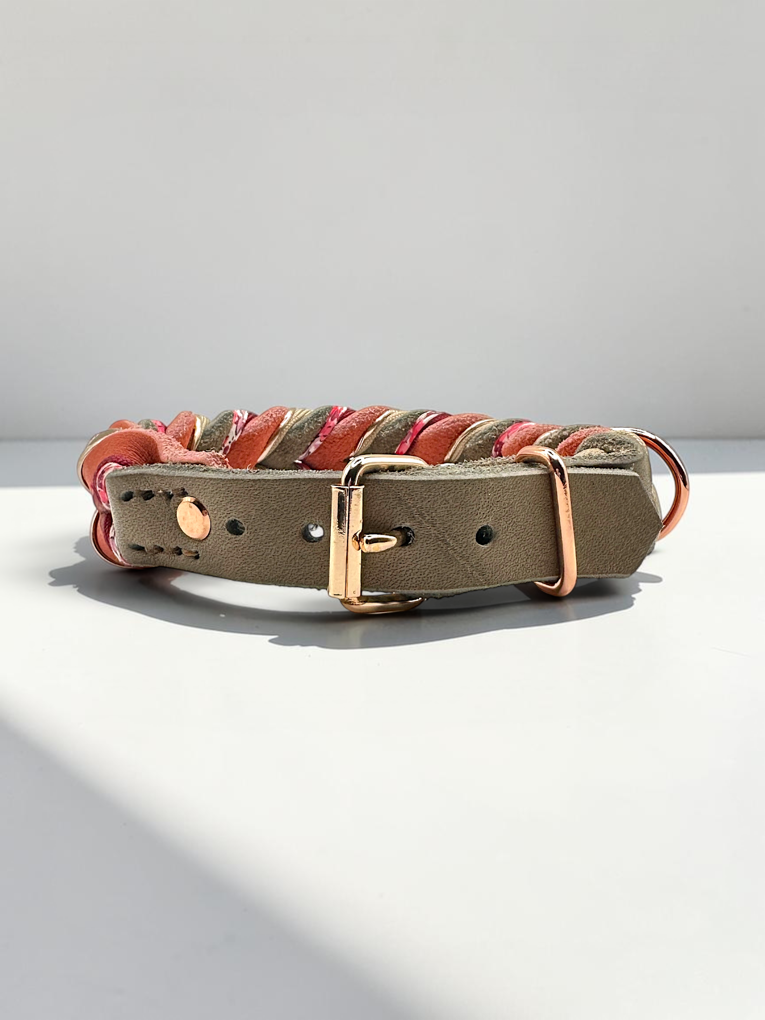 Hundehalsband aus Fettleder in der Farbe Schlamm (Braun) & Altrosa, mit roten, rosé & Blumen Details. Perfektes Frühlingshalsband für deinen Vierbeiner. In verschiedenen Breiten erhältlich. Ansicht Verschluss Rollschnalle rose