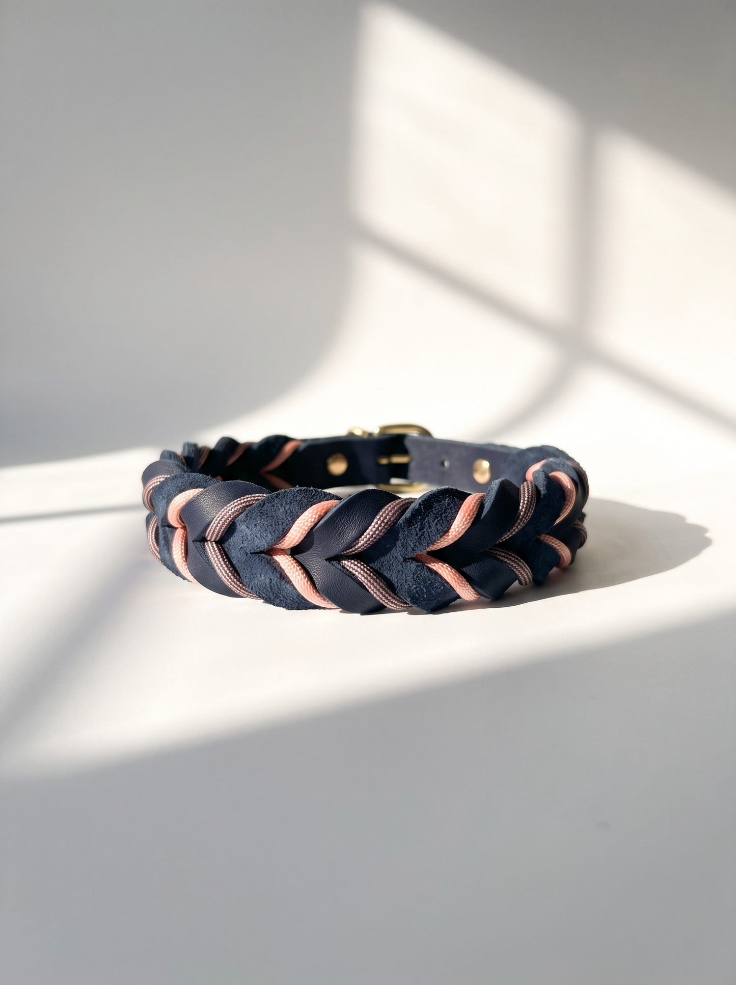 Lederhalsband geflochten aus Fettleder in der Farbe Dunkelblau mit rosé farbenen Details und goldenen Beschlägen. Individuell anpassbar in breite. Ansicht Halsband hinten 