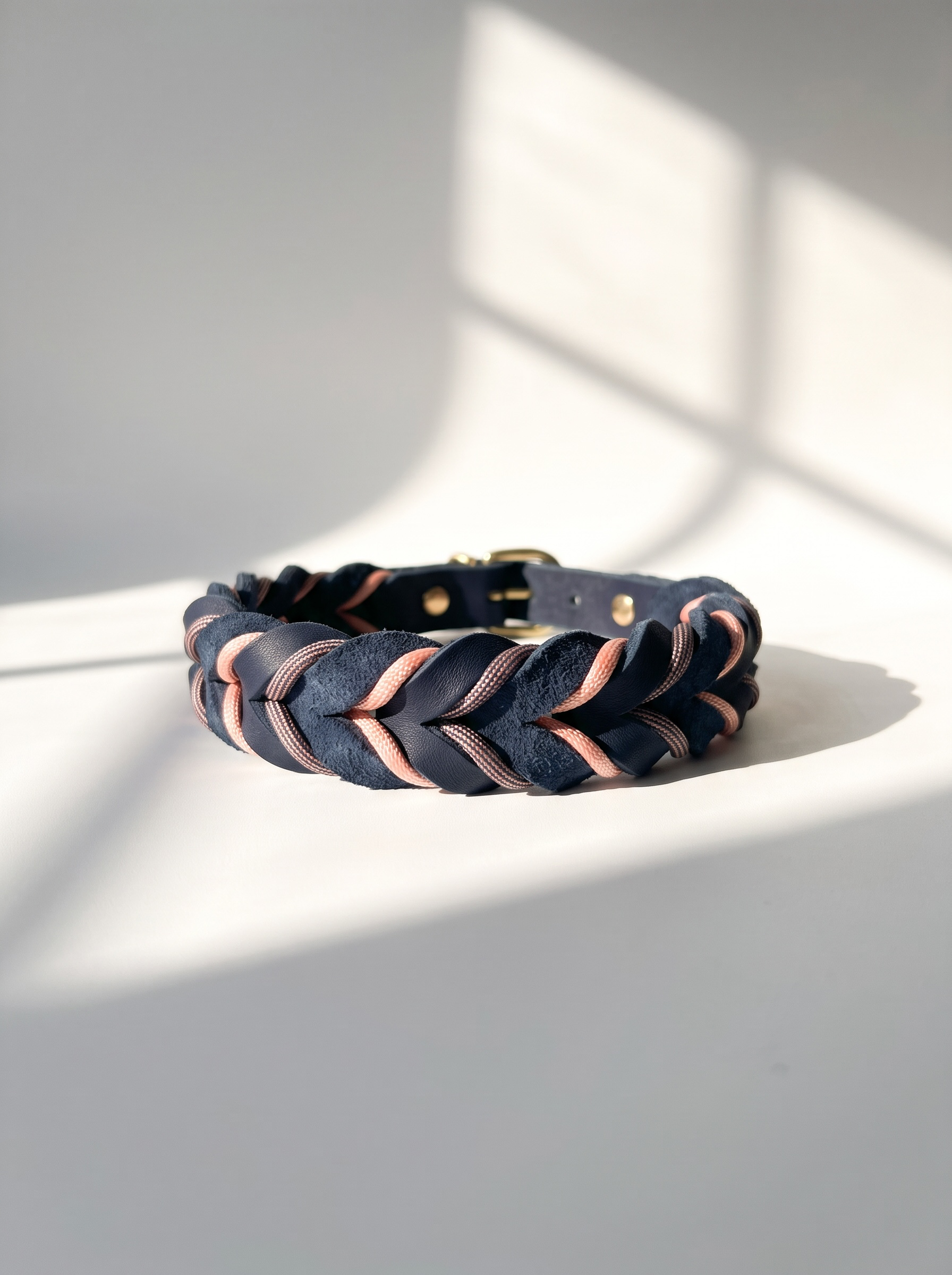Lederhalsband geflochten aus Fettleder in der Farbe Dunkelblau mit rosé farbenen Details und goldenen Beschlägen. Individuell anpassbar in breite. Ansicht Halsband hinten 