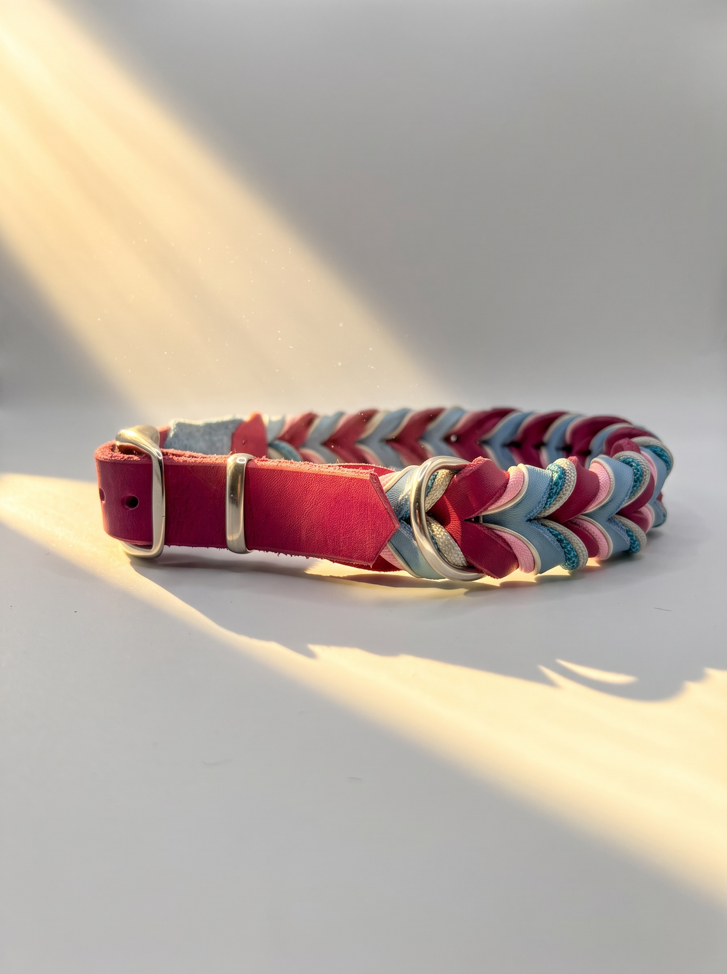 Hundehalsband geflochten aus Leder in den Farben Beere und eisblau. Mit türkisnen und silbernen Details. Personalisierbar und anpassbar. Ansicht Halsband Seite 