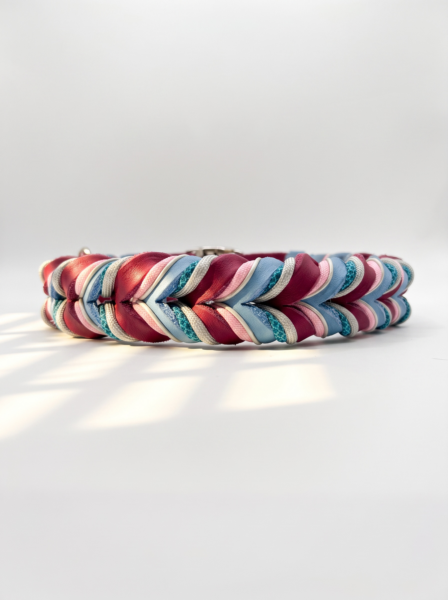 Hundehalsband geflochten aus Leder in den Farben Beere und eisblau. Mit türkisnen und silbernen Details. Personalisierbar und anpassbar. Ansicht Halsband hinten 