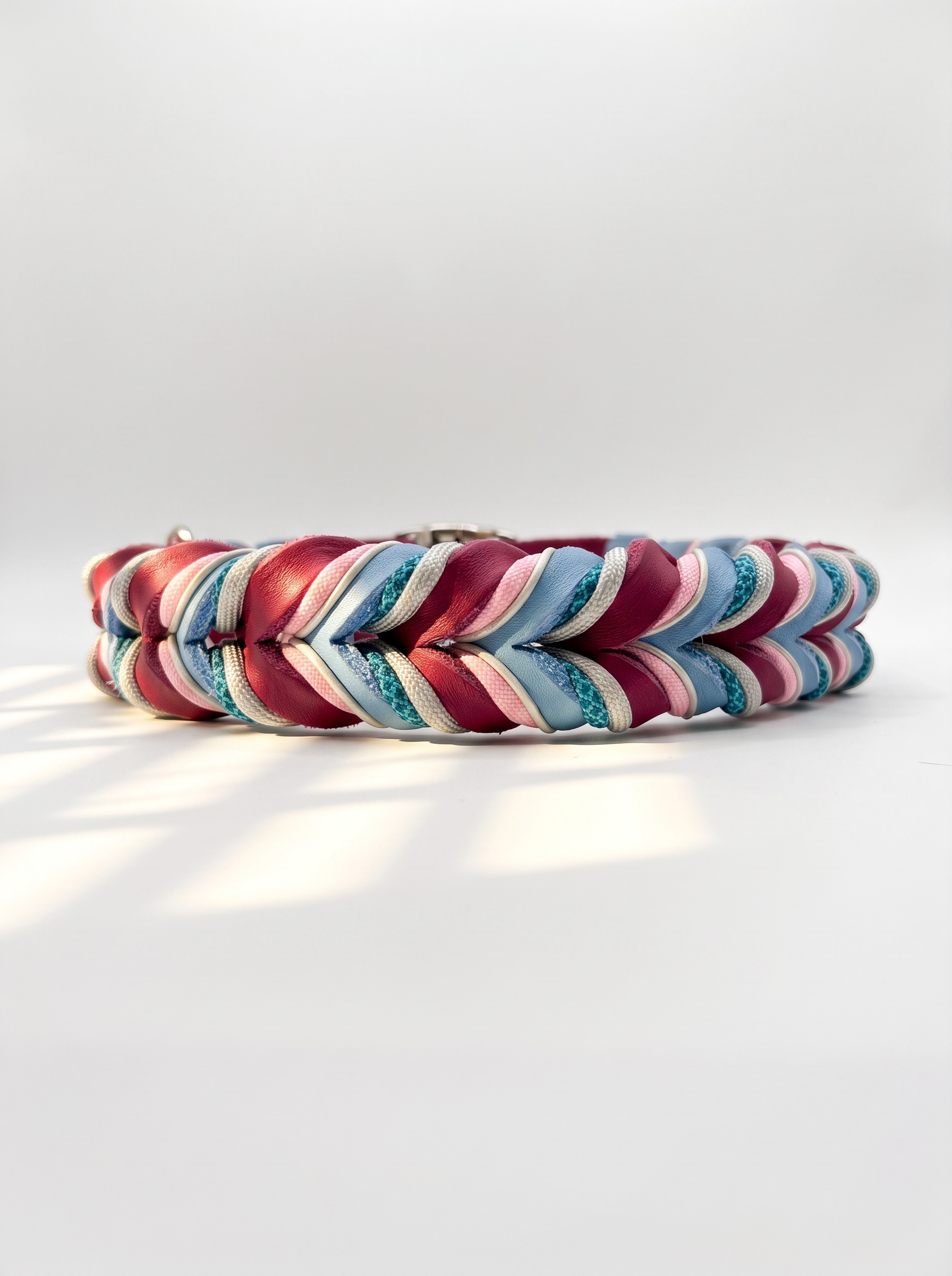 Hundehalsband geflochten aus Leder in den Farben Beere und eisblau. Mit türkisnen und silbernen Details. Personalisierbar und anpassbar. Ansicht Halsband hinten 