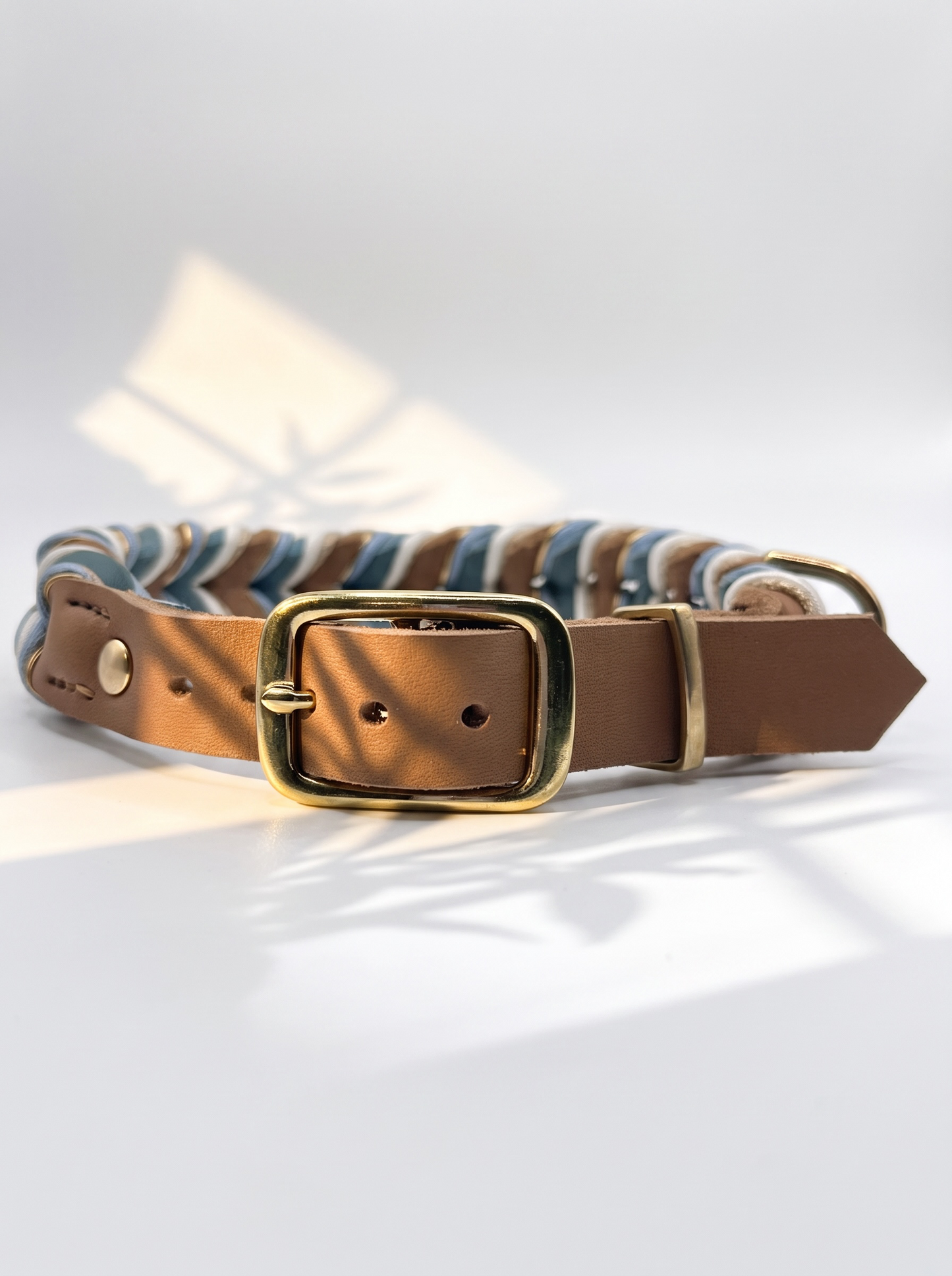 Hundeset aus Fettleder in Braun und Blau mit goldenen und weißen Details. Lederhalsband und Lederleine Geeigent für kleine, mittlere und große Hunde, da es individuell an deinen Hund angepasst wird. Verschiedene Breiten und Längen personalisierbar. Halsband Doppelstegschnalle 