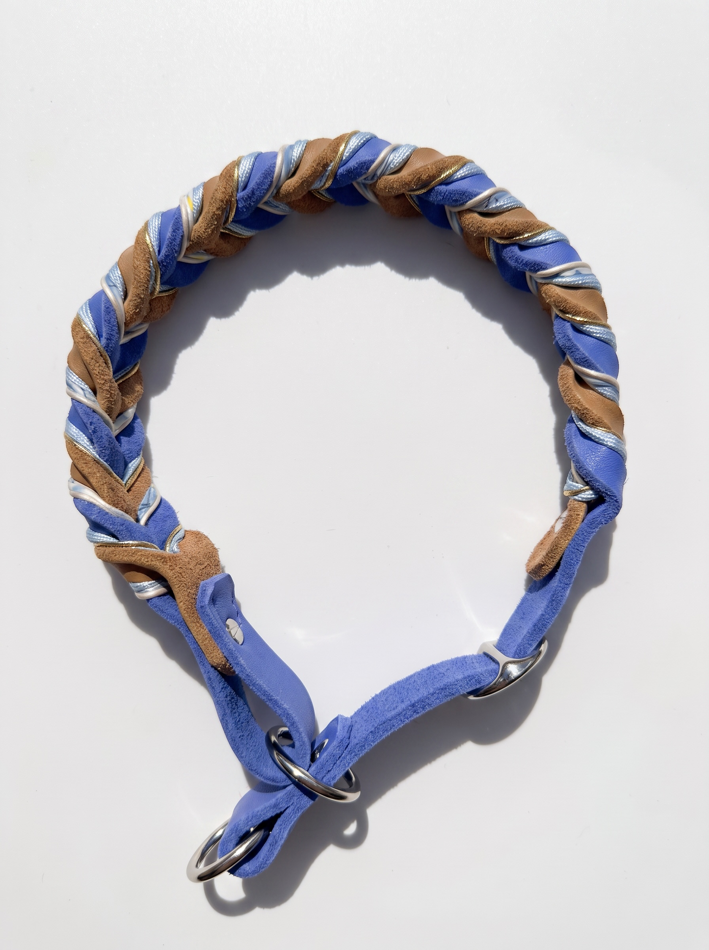 Lederhalsband geflochten in Braun und Blau mit Blumenband Details. Königsblau x Camel aus Fettleder. Anpassbar und personalisierbar. Ansicht Draufsicht 