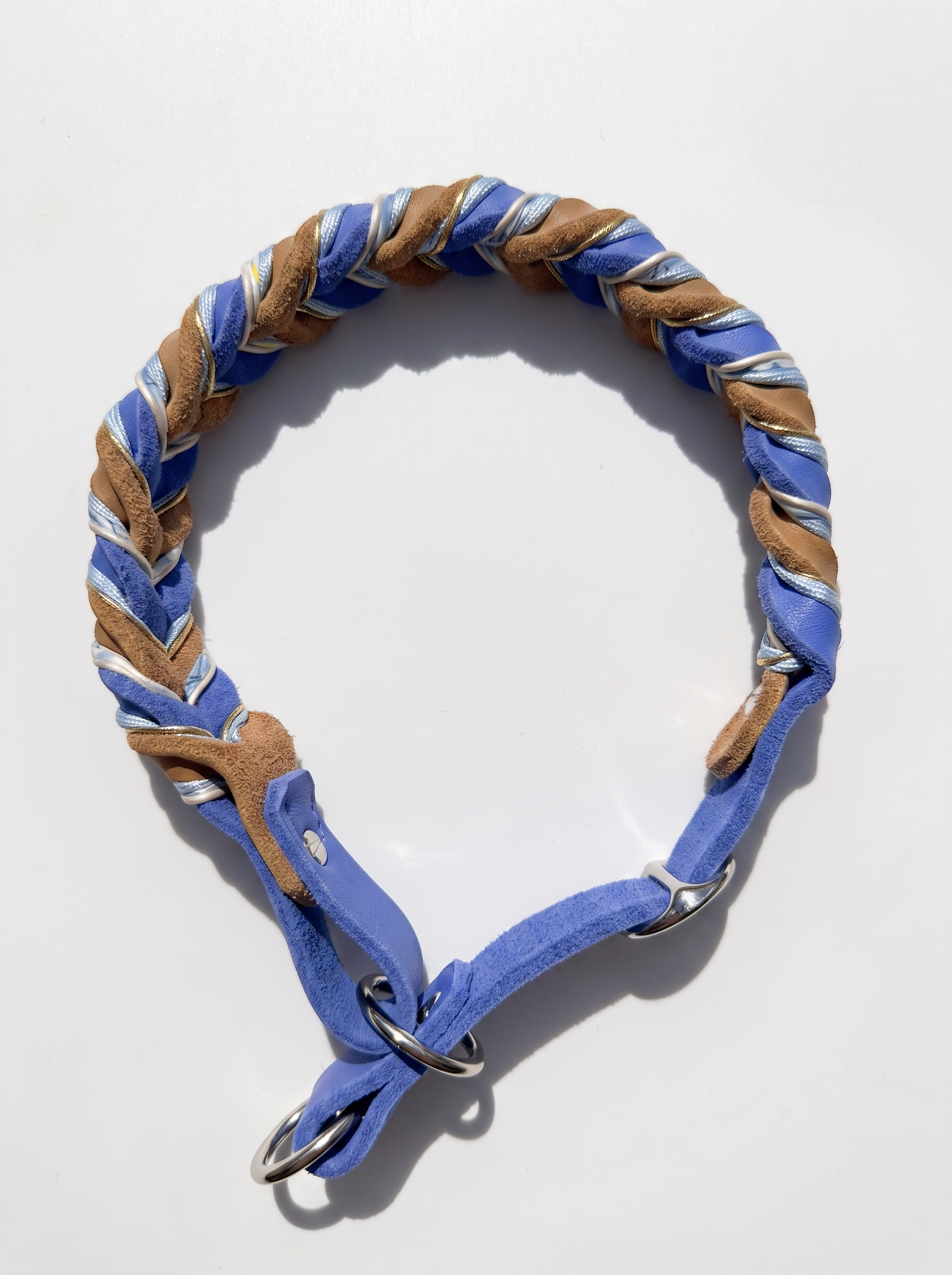 Lederhalsband geflochten in Braun und Blau mit Blumenband Details. Königsblau x Camel aus Fettleder. Anpassbar und personalisierbar. Ansicht Draufsicht 